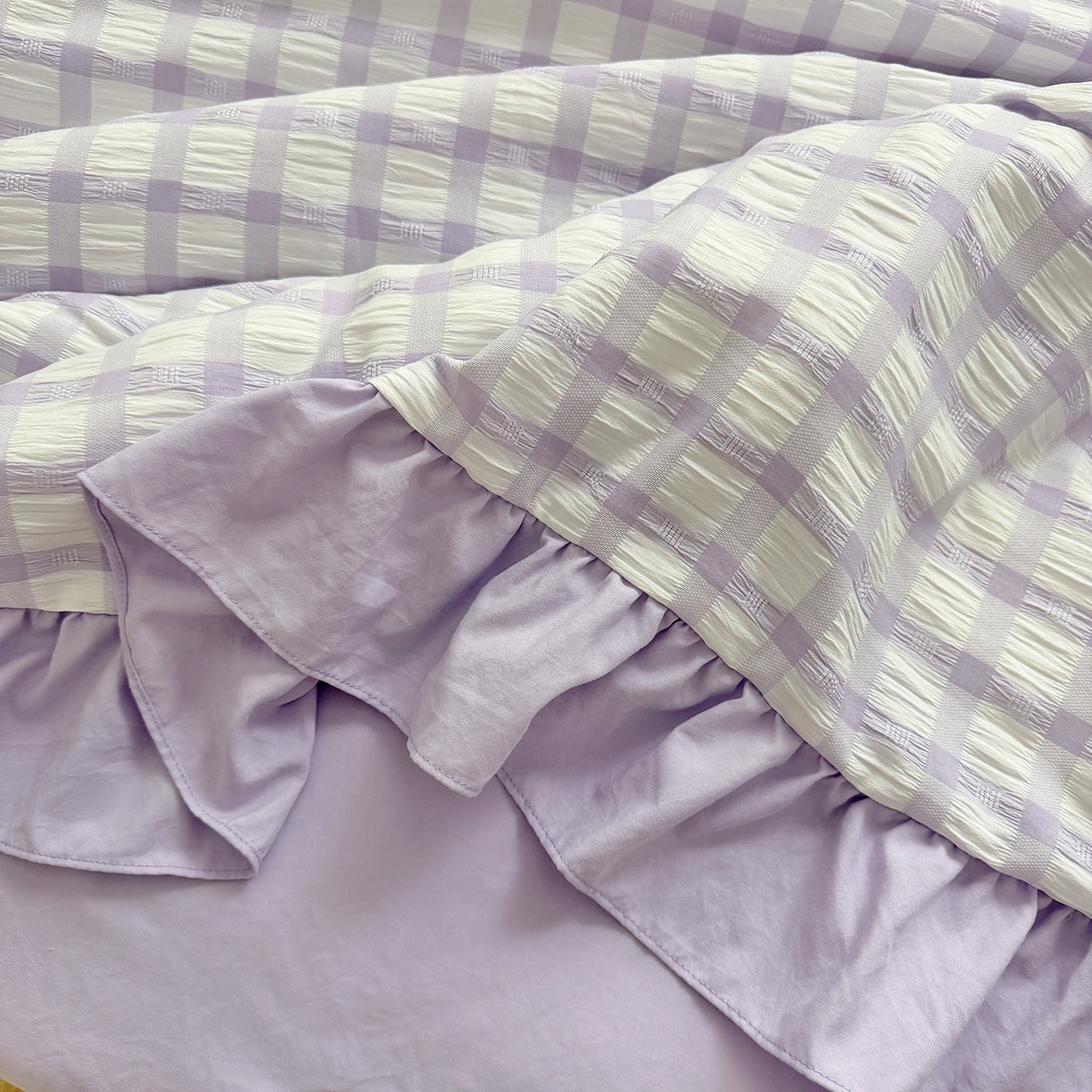 91家纺网 家纺一手货源 找家纺 乐卧家居 2026新款韩系千禧梦核多巴胺美学少女感格纹褶皱款荷叶边夏被空调被 千禧-芋泥紫