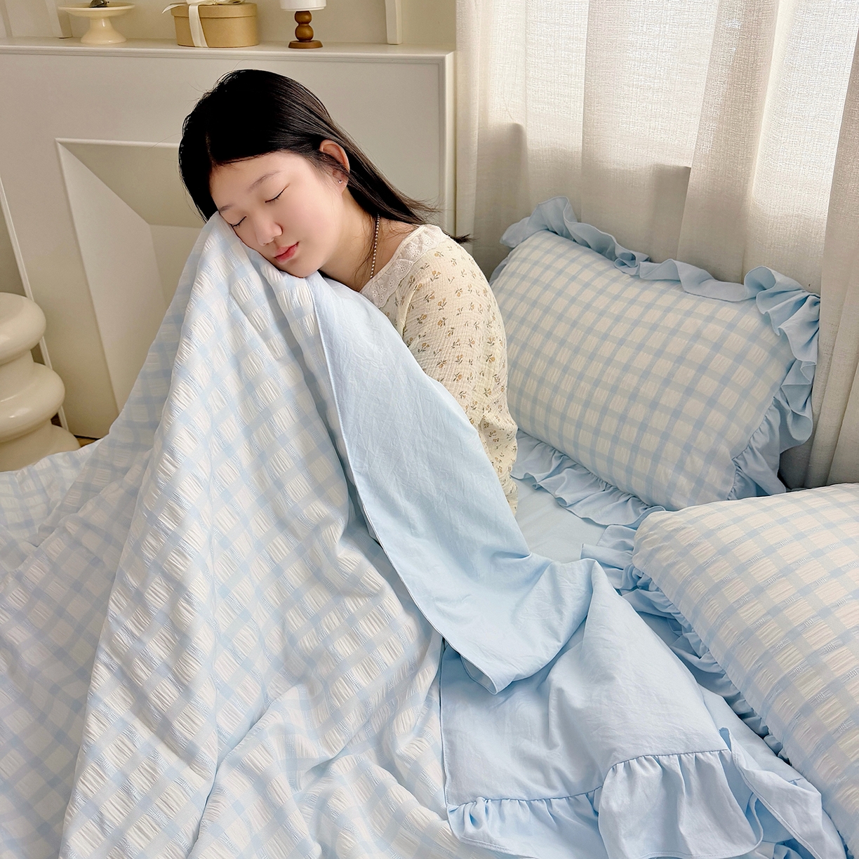 91家纺网 家纺一手货源 找家纺 乐卧家居 2026新款韩系千禧梦核多巴胺美学少女感格纹褶皱款荷叶边夏被空调被 千禧-奶油蓝