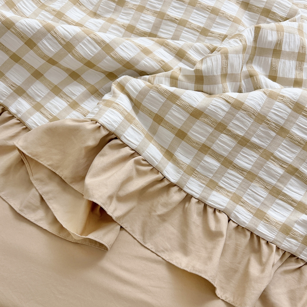 91家纺网 家纺一手货源 找家纺 乐卧家居 2026新款韩系千禧梦核多巴胺美学少女感格纹褶皱款荷叶边夏被空调被 千禧-摩卡咖