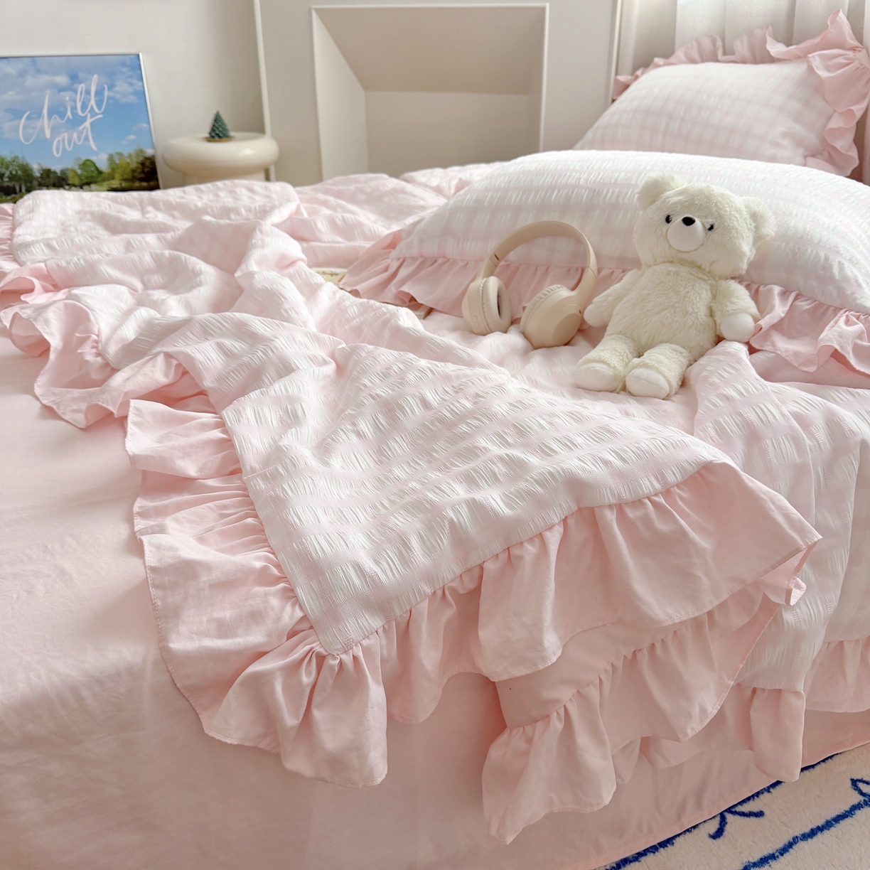 91家纺网 家纺一手货源 找家纺 乐卧家居 2026新款韩系千禧梦核多巴胺美学少女感格纹褶皱款荷叶边夏被空调被 千禧-芍药粉