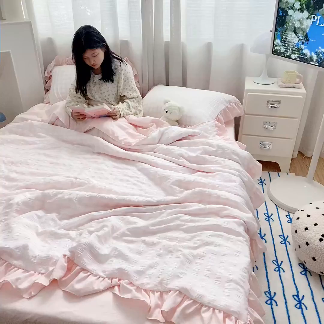 91家纺网 家纺一手货源 找家纺 乐卧家居 2026新款韩系千禧梦核多巴胺美学少女感格纹褶皱款荷叶边夏被空调被 千禧-芍药粉
