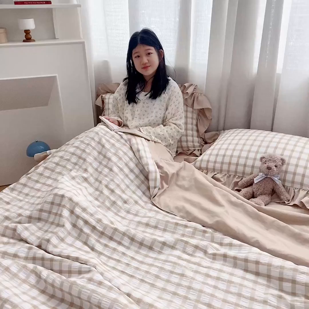 91家纺网 家纺一手货源 找家纺 乐卧家居 2026新款韩系千禧梦核多巴胺美学少女感格纹褶皱款荷叶边夏被空调被 千禧-摩卡咖