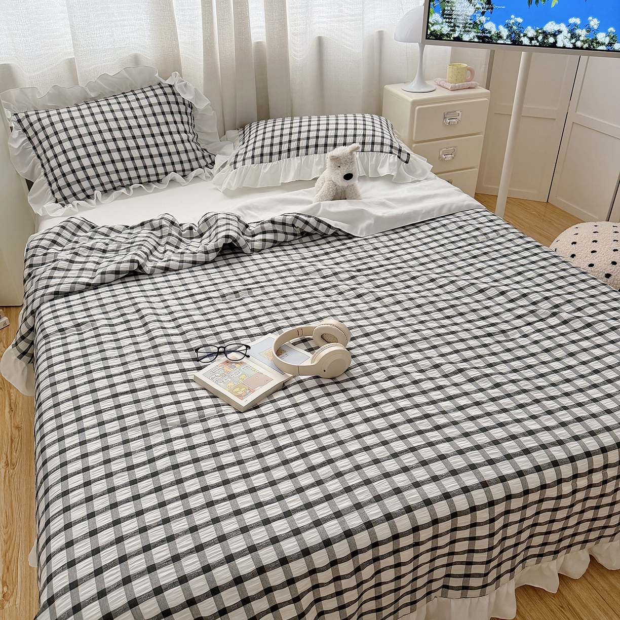 91家纺网 家纺一手货源 找家纺 乐卧家居 2026新款韩系千禧梦核多巴胺美学少女感格纹褶皱款荷叶边夏被空调被 千禧-经典黑