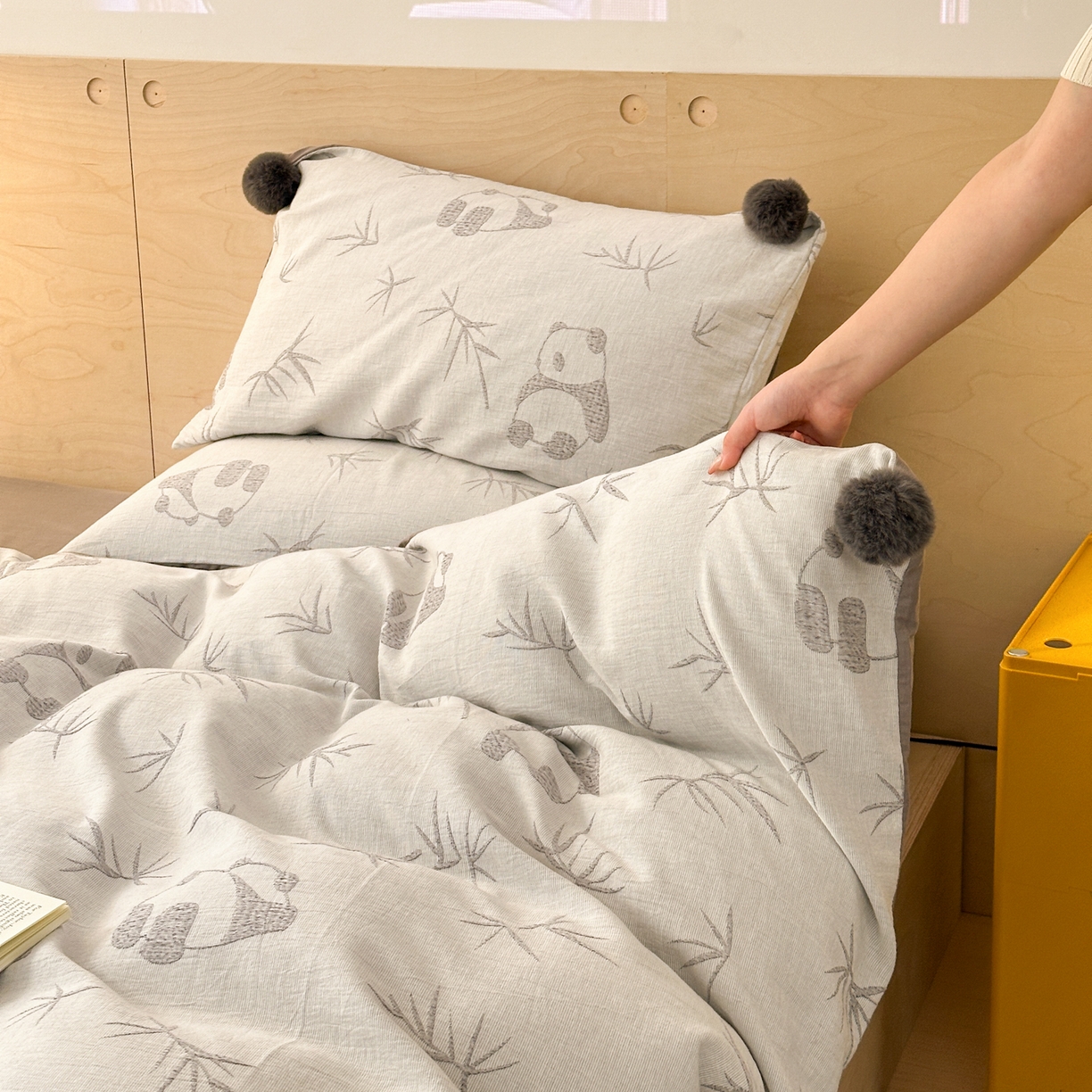 91家纺网 家纺一手货源 找家纺 丽涵家纺 2026春夏新款全棉纯棉水洗纱布提花四件套-竹韵熊猫 竹韵熊猫-灰