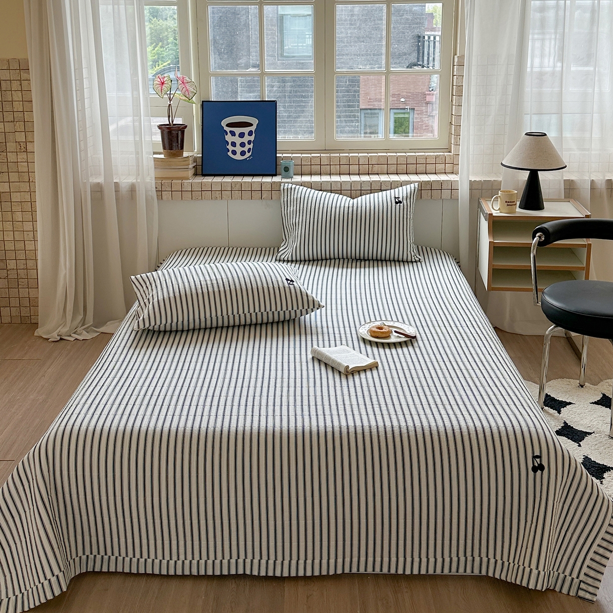 91家纺网 家纺一手货源 找家纺 琳可家居 2026春夏新品双面斜纹全棉印花绣花床盖可机洗加密绗缝高温水洗 条纹樱桃