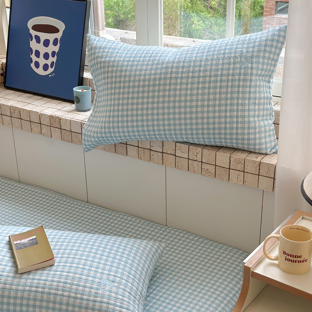 91家纺网 家纺一手货源 找家纺 琳可家居 2026春夏新品双面斜纹全棉印花绣花床盖可机洗加密绗缝高温水洗 格子樱桃蓝