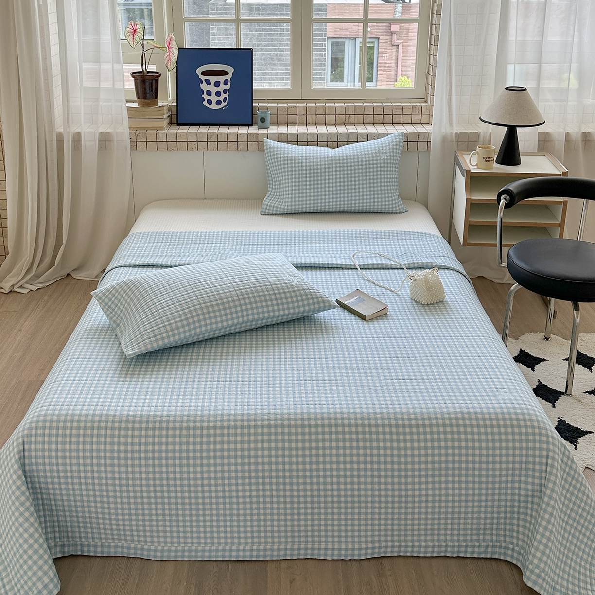 91家纺网 家纺一手货源 找家纺 琳可家居 2026春夏新品双面斜纹全棉印花绣花床盖可机洗加密绗缝高温水洗 格子樱桃蓝