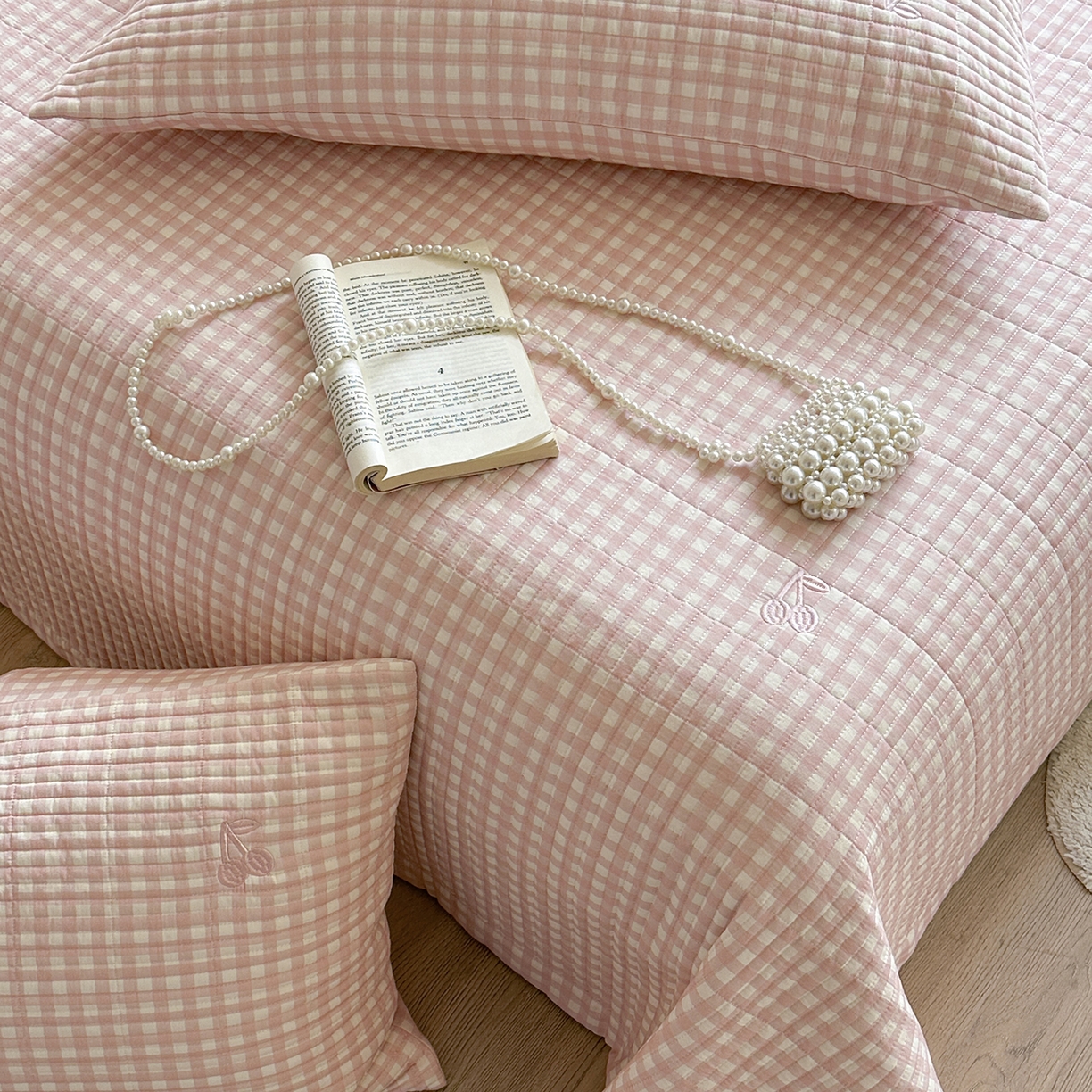 91家纺网 家纺一手货源 找家纺 琳可家居 2026春夏新品双面斜纹全棉印花绣花床盖可机洗加密绗缝高温水洗 格子樱桃粉