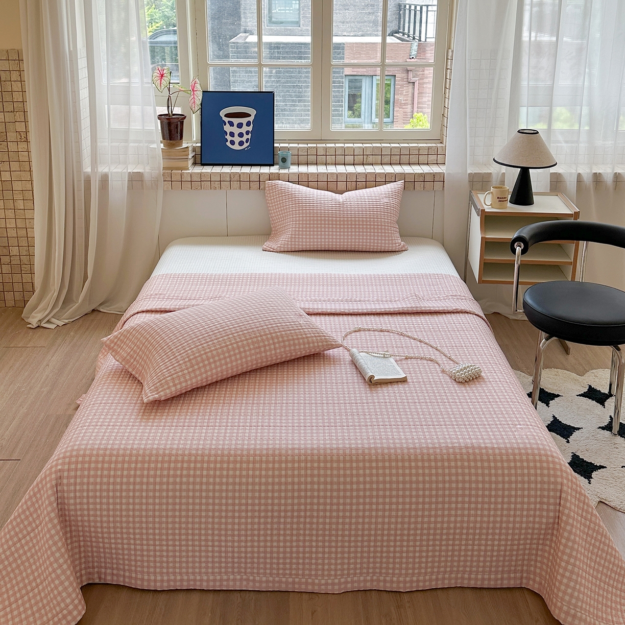 91家纺网 家纺一手货源 找家纺 琳可家居 2026春夏新品双面斜纹全棉印花绣花床盖可机洗加密绗缝高温水洗 格子樱桃粉