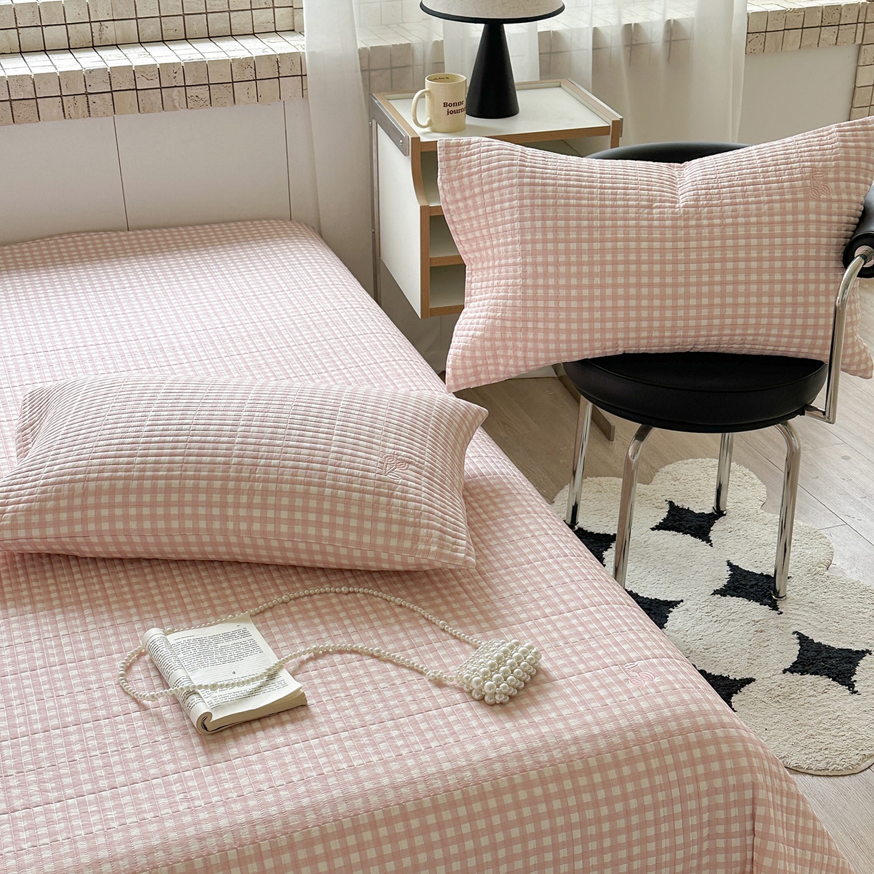 91家纺网 家纺一手货源 找家纺 琳可家居 2026春夏新品双面斜纹全棉印花绣花床盖可机洗加密绗缝高温水洗 格子樱桃粉