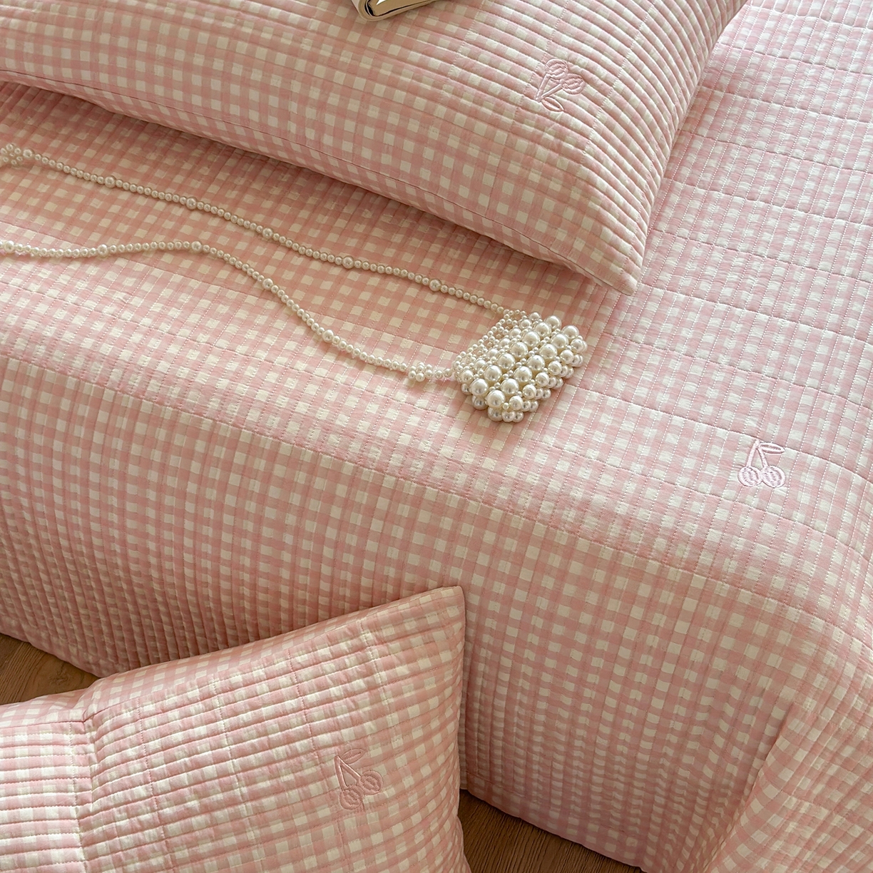 91家纺网 家纺一手货源 找家纺 琳可家居 2026春夏新品双面斜纹全棉印花绣花床盖可机洗加密绗缝高温水洗 格子樱桃粉