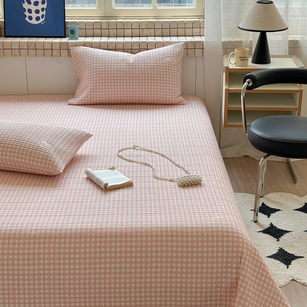 91家纺网 家纺一手货源 找家纺 琳可家居 2026春夏新品双面斜纹全棉印花绣花床盖可机洗加密绗缝高温水洗 格子樱桃粉