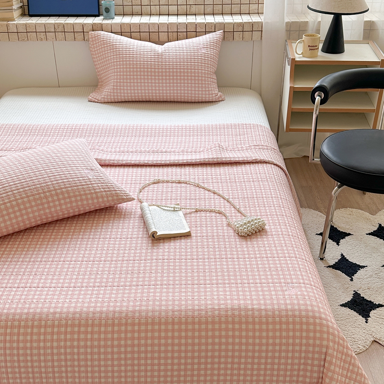 91家纺网 家纺一手货源 找家纺 琳可家居 2026春夏新品双面斜纹全棉印花绣花床盖可机洗加密绗缝高温水洗 格子樱桃粉