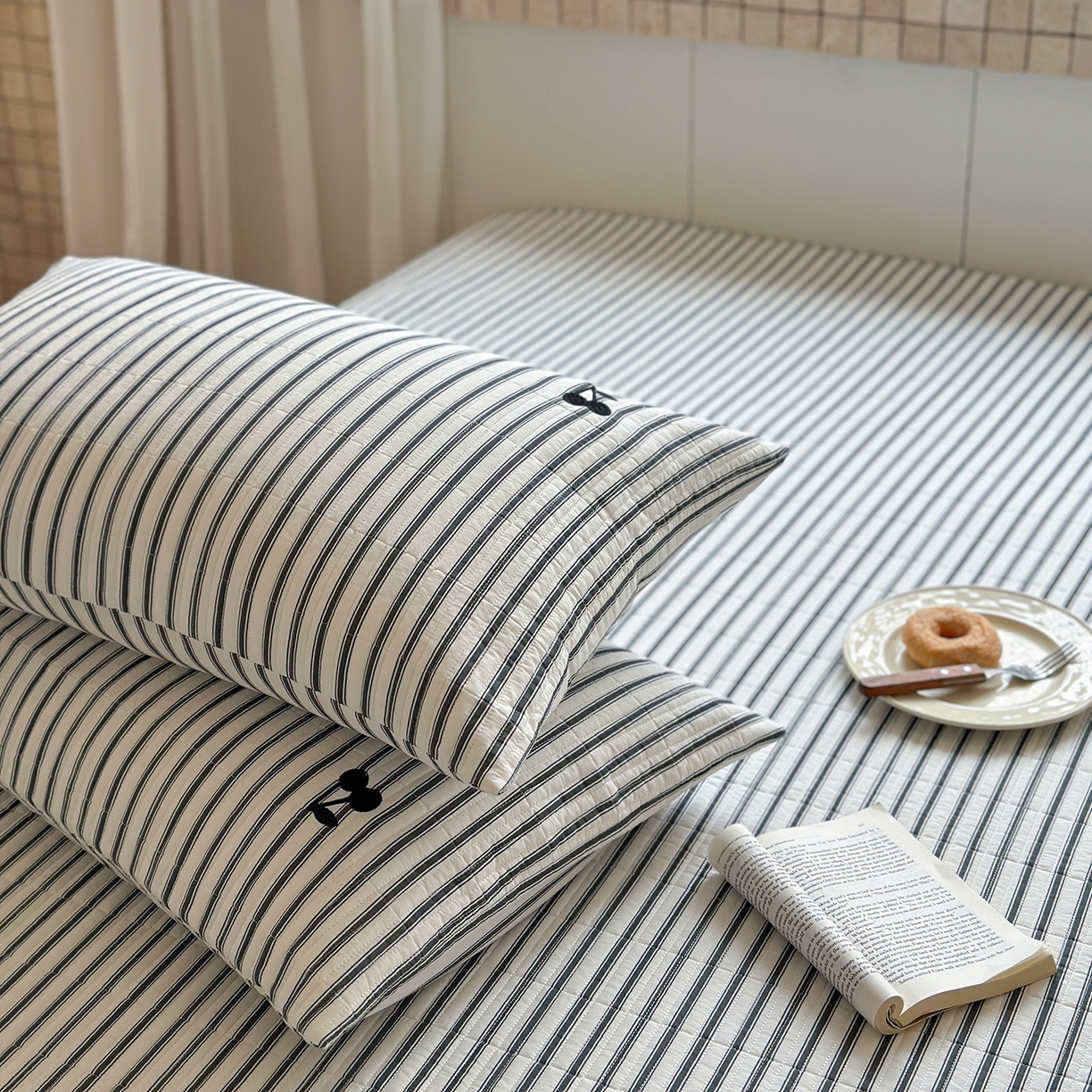 91家纺网 家纺一手货源 找家纺 琳可家居 2026春夏新品双面斜纹全棉印花绣花床盖可机洗加密绗缝高温水洗 条纹樱桃