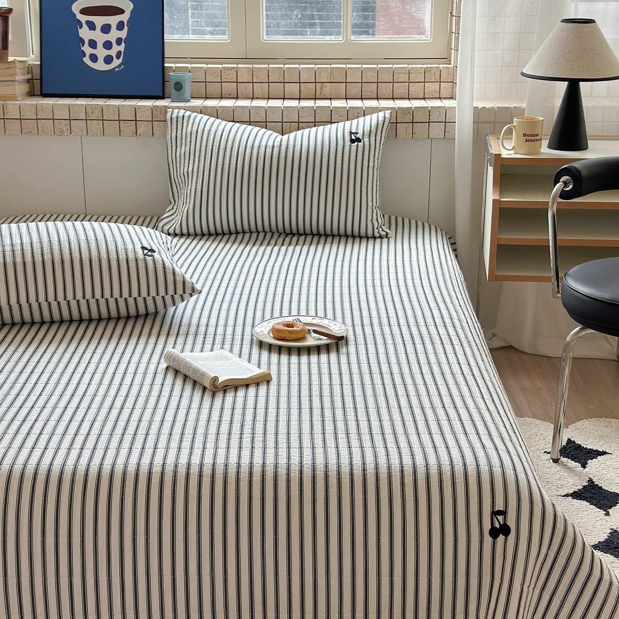 91家纺网 家纺一手货源 找家纺 琳可家居 2026春夏新品双面斜纹全棉印花绣花床盖可机洗加密绗缝高温水洗 条纹樱桃