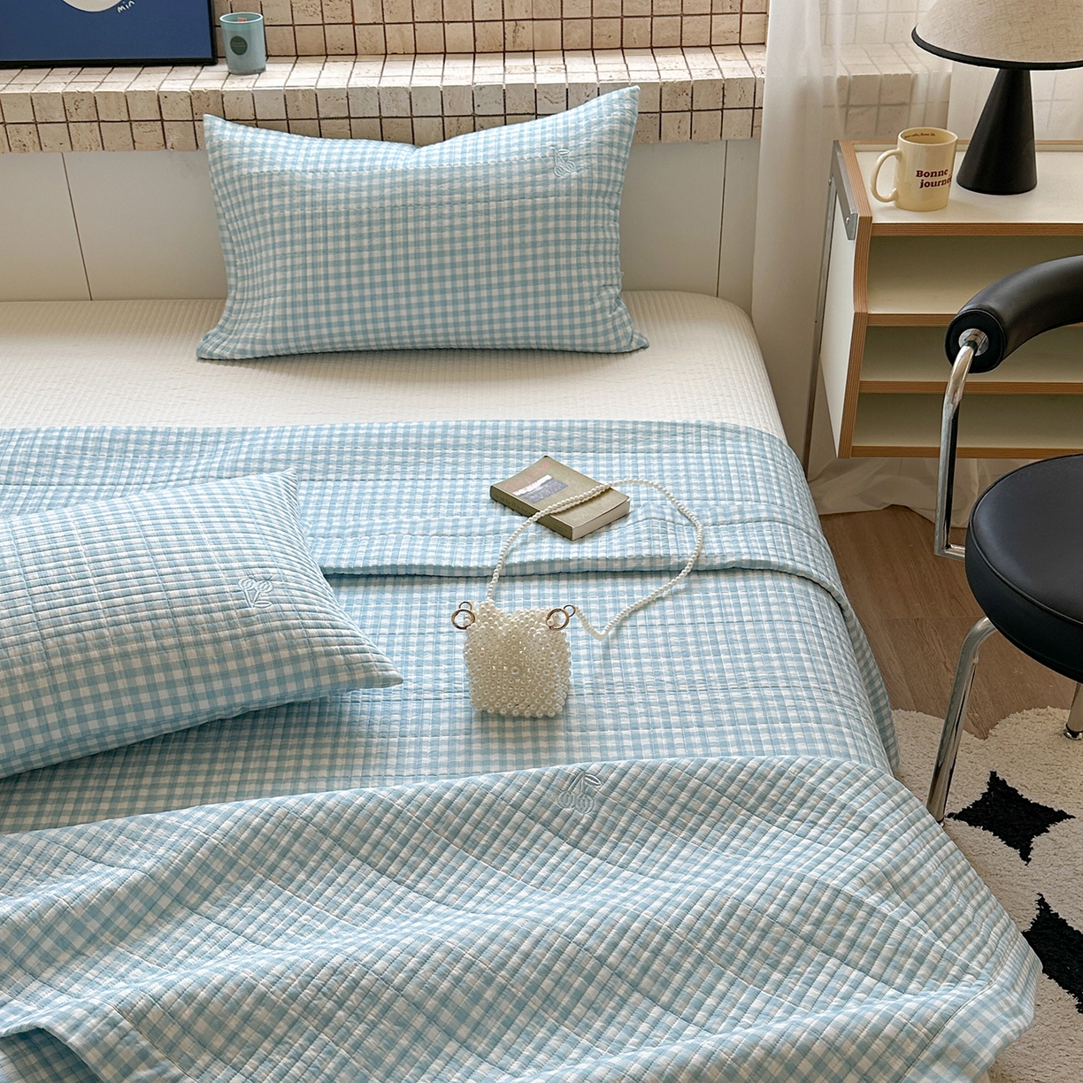 91家纺网 家纺一手货源 找家纺 琳可家居 2026春夏新品双面斜纹全棉印花绣花床盖可机洗加密绗缝高温水洗 格子樱桃蓝