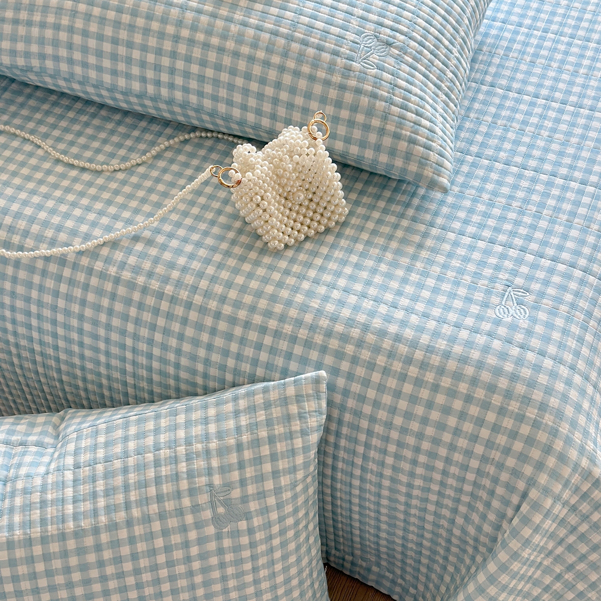 91家纺网 家纺一手货源 找家纺 琳可家居 2026春夏新品双面斜纹全棉印花绣花床盖可机洗加密绗缝高温水洗 格子樱桃蓝