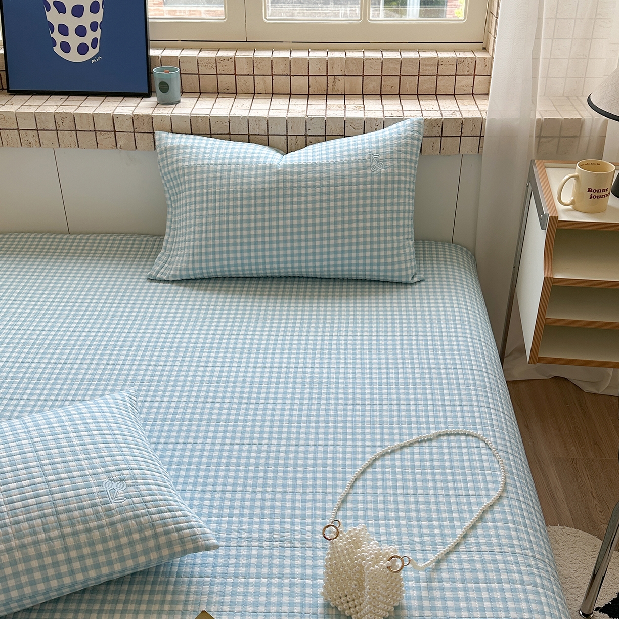 91家纺网 家纺一手货源 找家纺 琳可家居 2026春夏新品双面斜纹全棉印花绣花床盖可机洗加密绗缝高温水洗 格子樱桃蓝