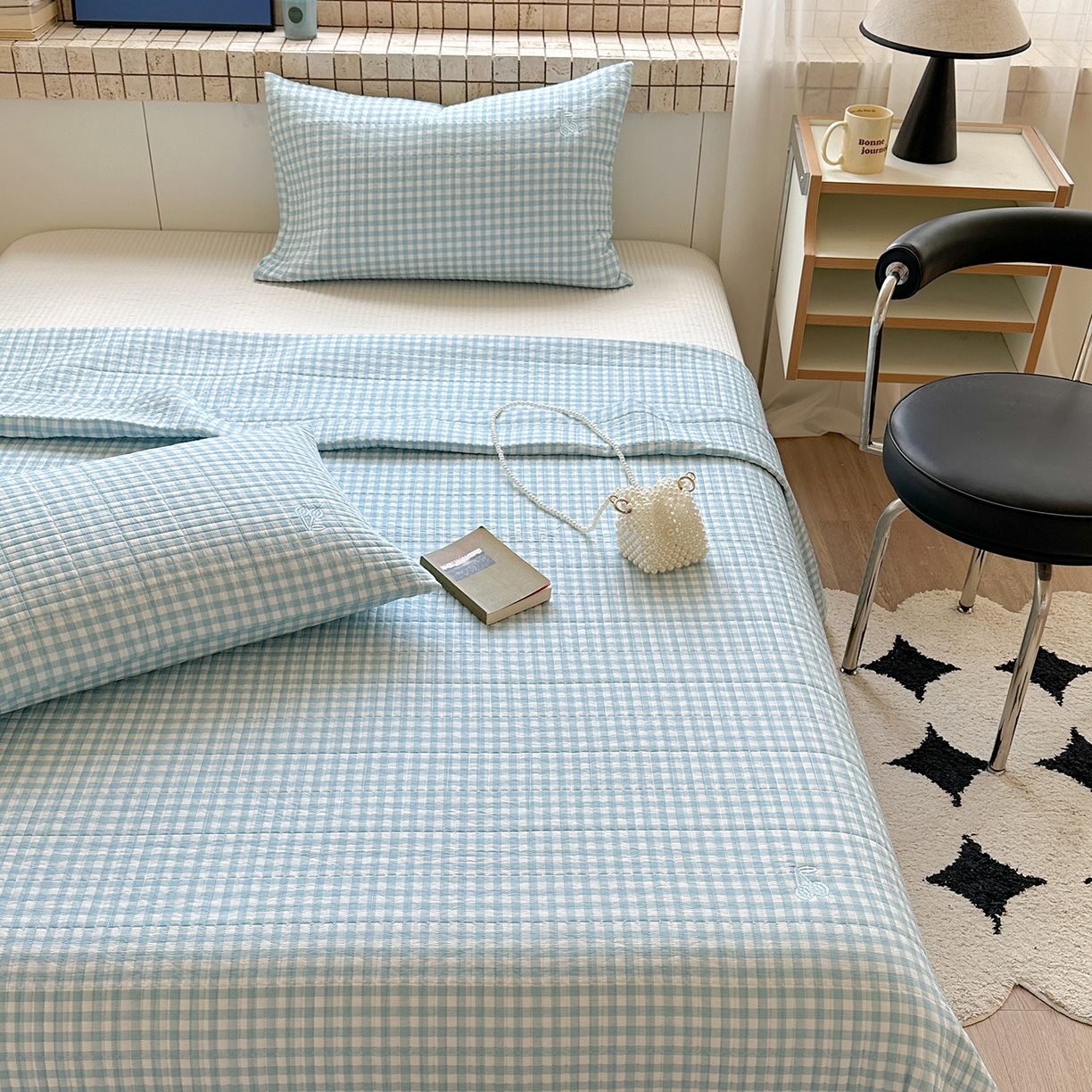 91家纺网 家纺一手货源 找家纺 琳可家居 2026春夏新品双面斜纹全棉印花绣花床盖可机洗加密绗缝高温水洗 格子樱桃蓝