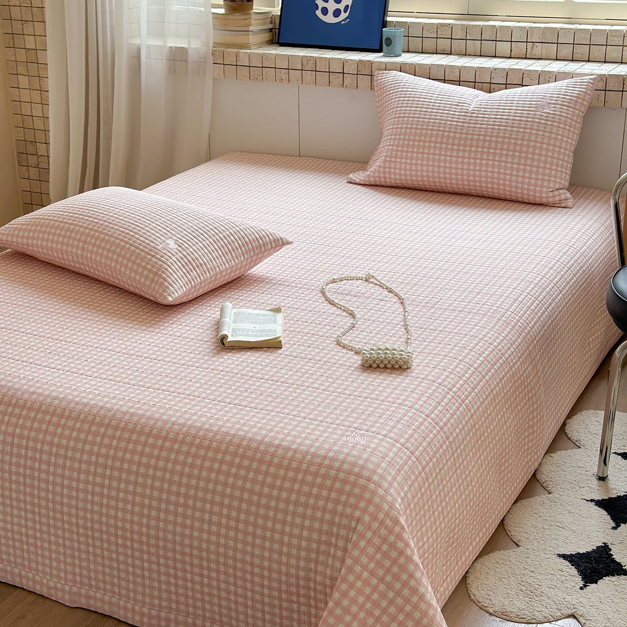 91家纺网 家纺一手货源 找家纺 琳可家居 2026春夏新品双面斜纹全棉印花绣花床盖可机洗加密绗缝高温水洗 格子樱桃粉