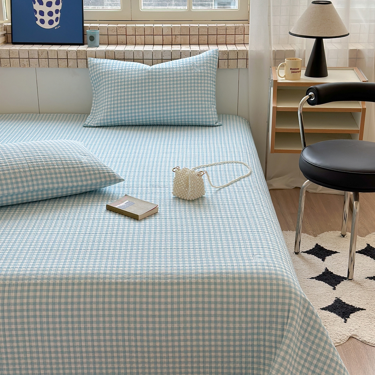 91家纺网 家纺一手货源 找家纺 琳可家居 2026春夏新品双面斜纹全棉印花绣花床盖可机洗加密绗缝高温水洗 格子樱桃蓝