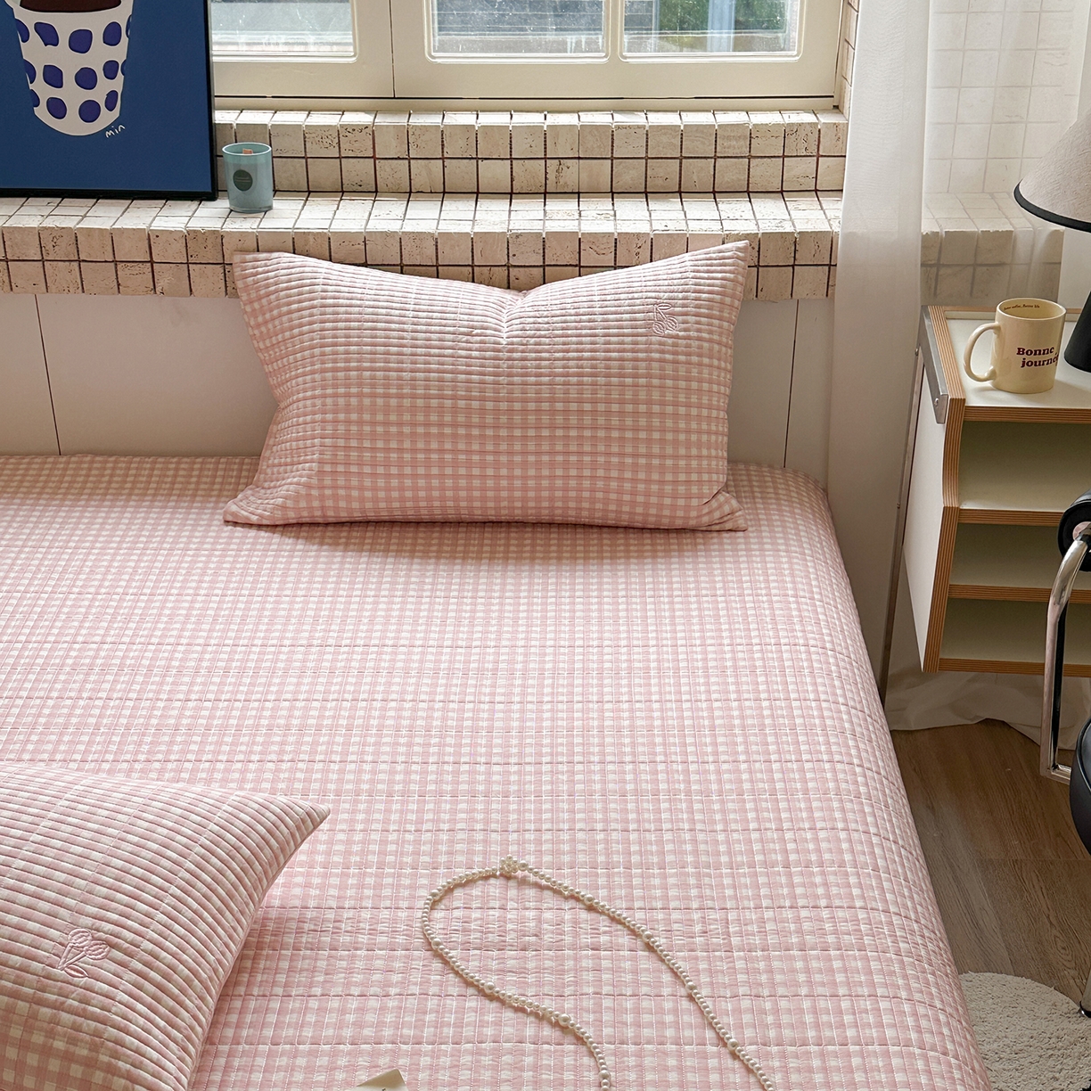 91家纺网 家纺一手货源 找家纺 琳可家居 2026春夏新品双面斜纹全棉印花绣花床盖可机洗加密绗缝高温水洗 格子樱桃粉