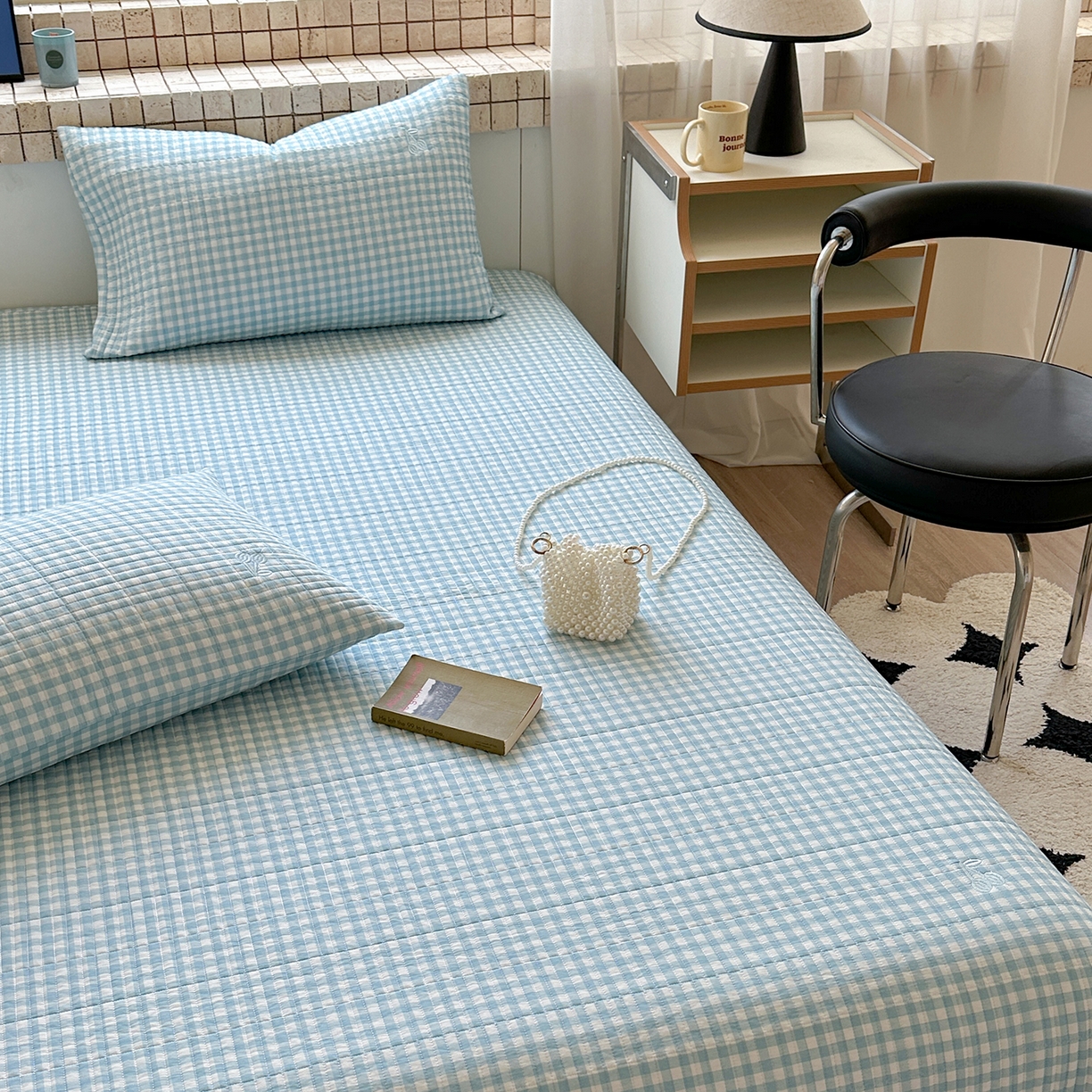 91家纺网 家纺一手货源 找家纺 琳可家居 2026春夏新品双面斜纹全棉印花绣花床盖可机洗加密绗缝高温水洗 格子樱桃蓝