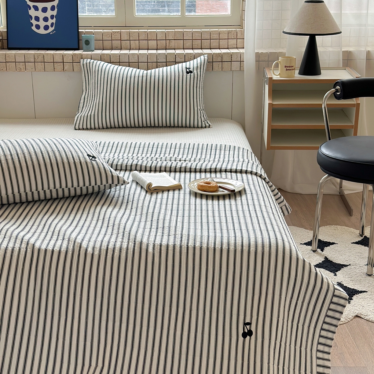 91家纺网 家纺一手货源 找家纺 琳可家居 2026春夏新品双面斜纹全棉印花绣花床盖可机洗加密绗缝高温水洗 条纹樱桃