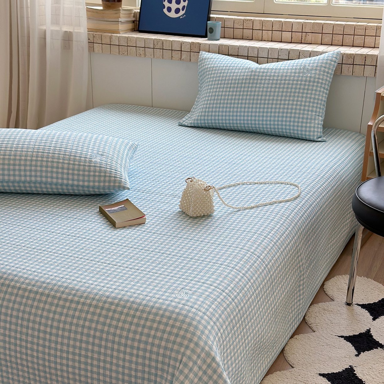 91家纺网 家纺一手货源 找家纺 琳可家居 2026春夏新品双面斜纹全棉印花绣花床盖可机洗加密绗缝高温水洗 格子樱桃蓝