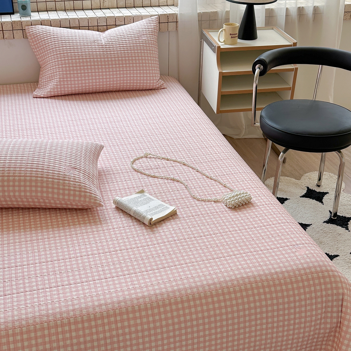 91家纺网 家纺一手货源 找家纺 琳可家居 2026春夏新品双面斜纹全棉印花绣花床盖可机洗加密绗缝高温水洗 格子樱桃粉