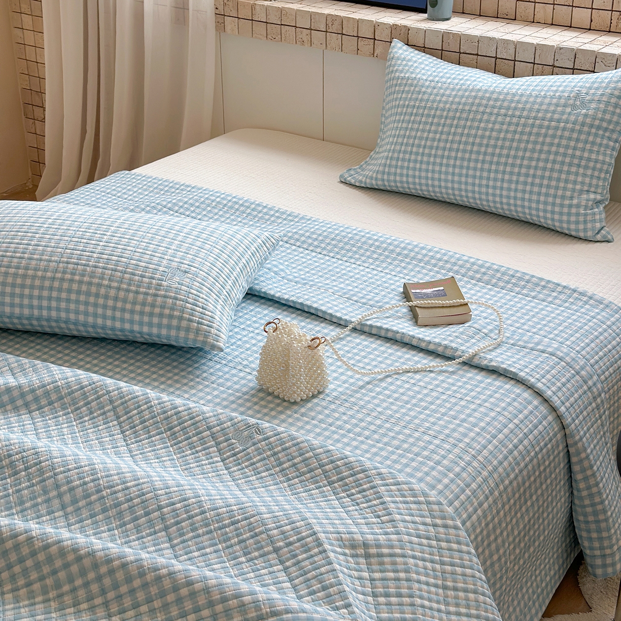 91家纺网 家纺一手货源 找家纺 琳可家居 2026春夏新品双面斜纹全棉印花绣花床盖可机洗加密绗缝高温水洗 格子樱桃蓝