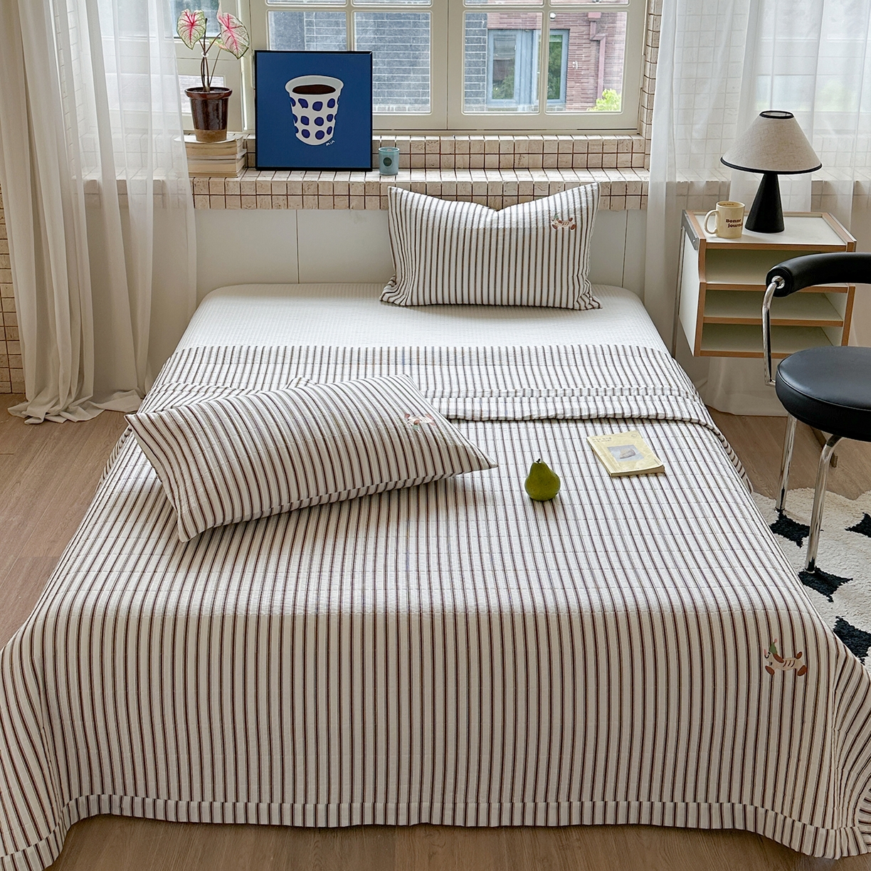 91家纺网 家纺一手货源 找家纺 琳可家居 2026春夏新品双面斜纹全棉印花绣花床盖可机洗加密绗缝高温水洗 条纹狗狗