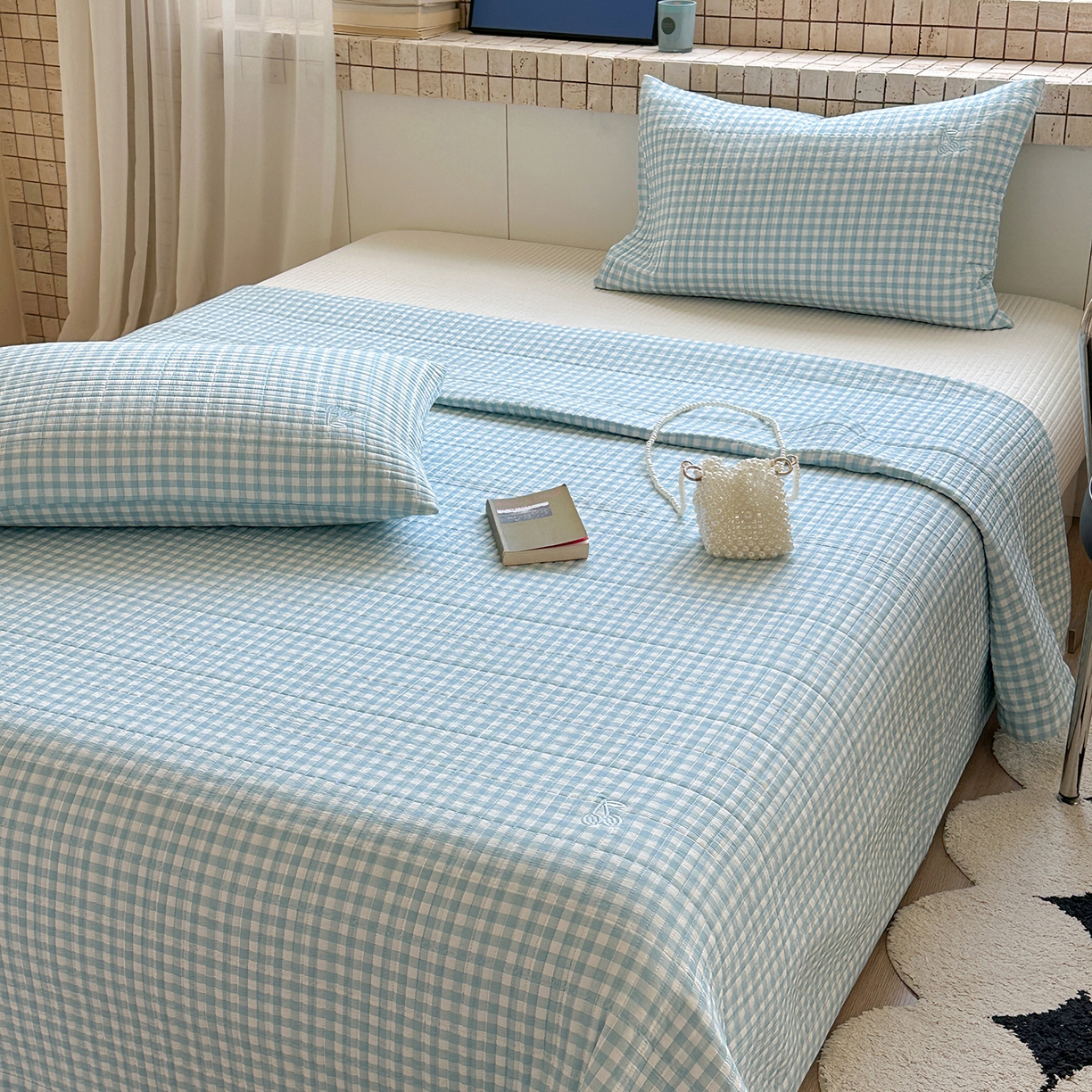 91家纺网 家纺一手货源 找家纺 琳可家居 2026春夏新品双面斜纹全棉印花绣花床盖可机洗加密绗缝高温水洗 格子樱桃蓝