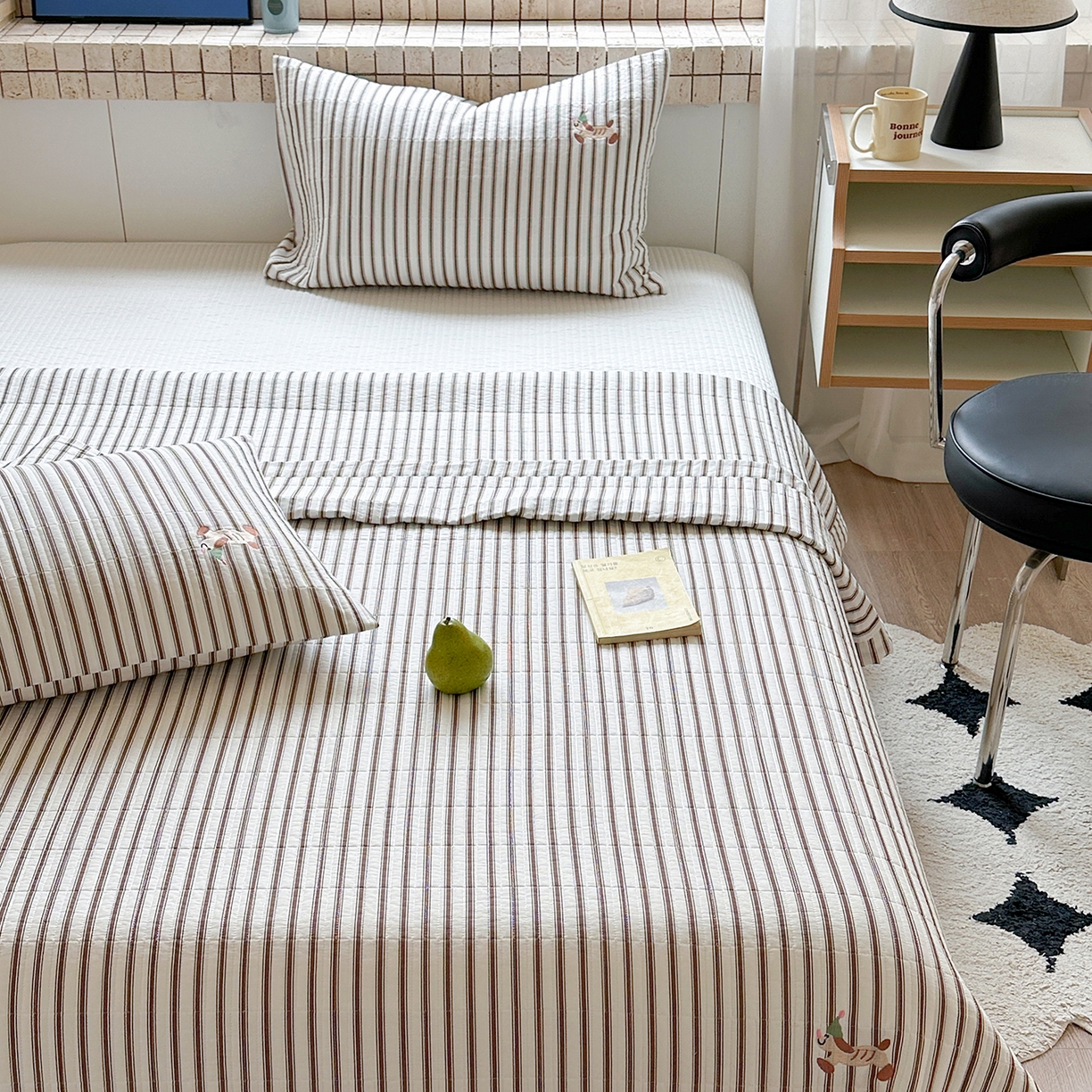 91家纺网 家纺一手货源 找家纺 琳可家居 2026春夏新品双面斜纹全棉印花绣花床盖可机洗加密绗缝高温水洗 条纹狗狗