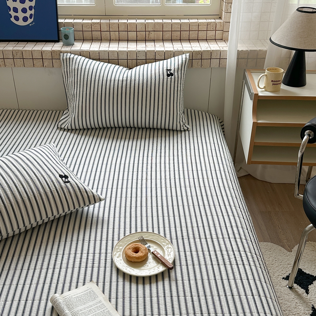 91家纺网 家纺一手货源 找家纺 琳可家居 2026春夏新品双面斜纹全棉印花绣花床盖可机洗加密绗缝高温水洗 条纹樱桃