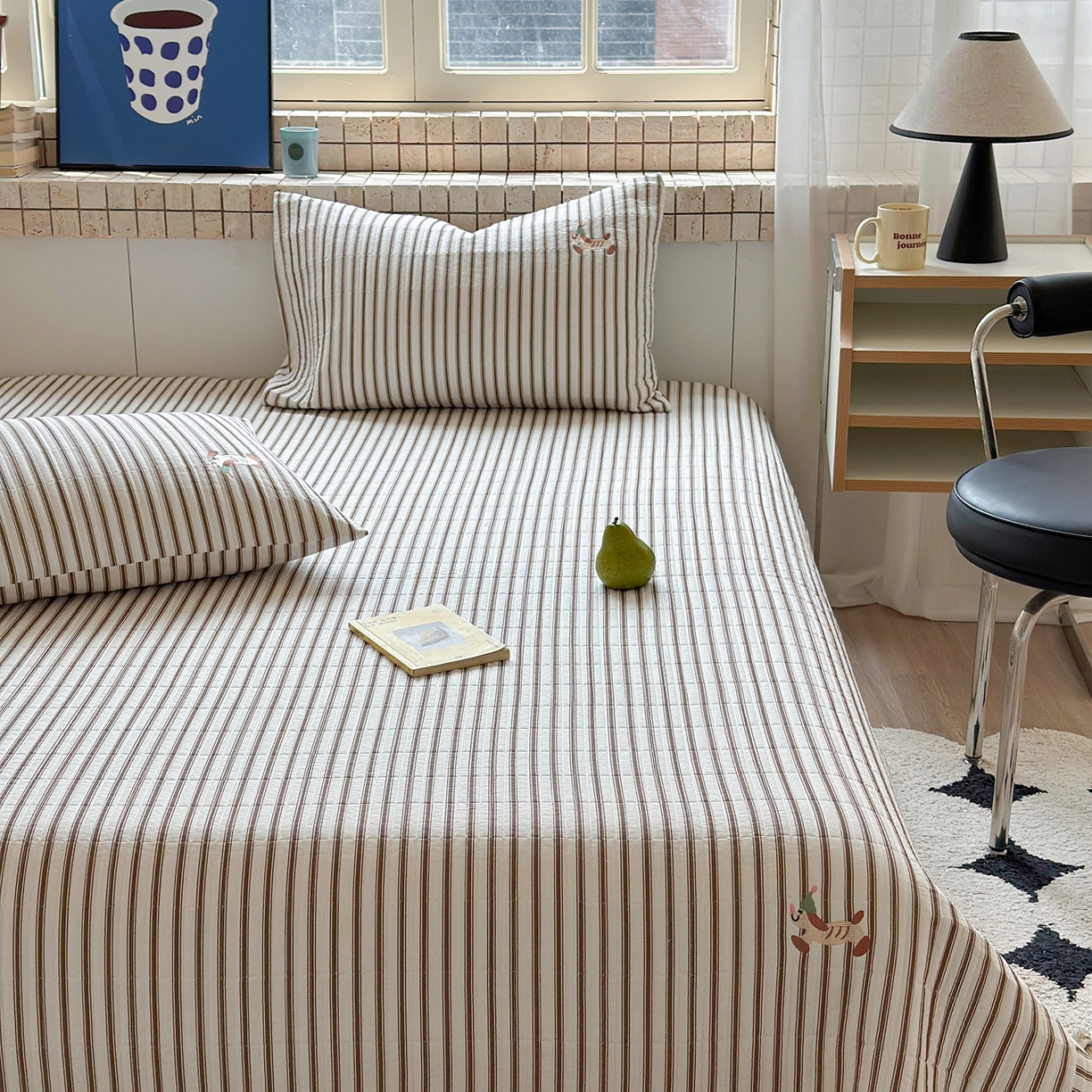 91家纺网 家纺一手货源 找家纺 琳可家居 2026春夏新品双面斜纹全棉印花绣花床盖可机洗加密绗缝高温水洗 条纹狗狗