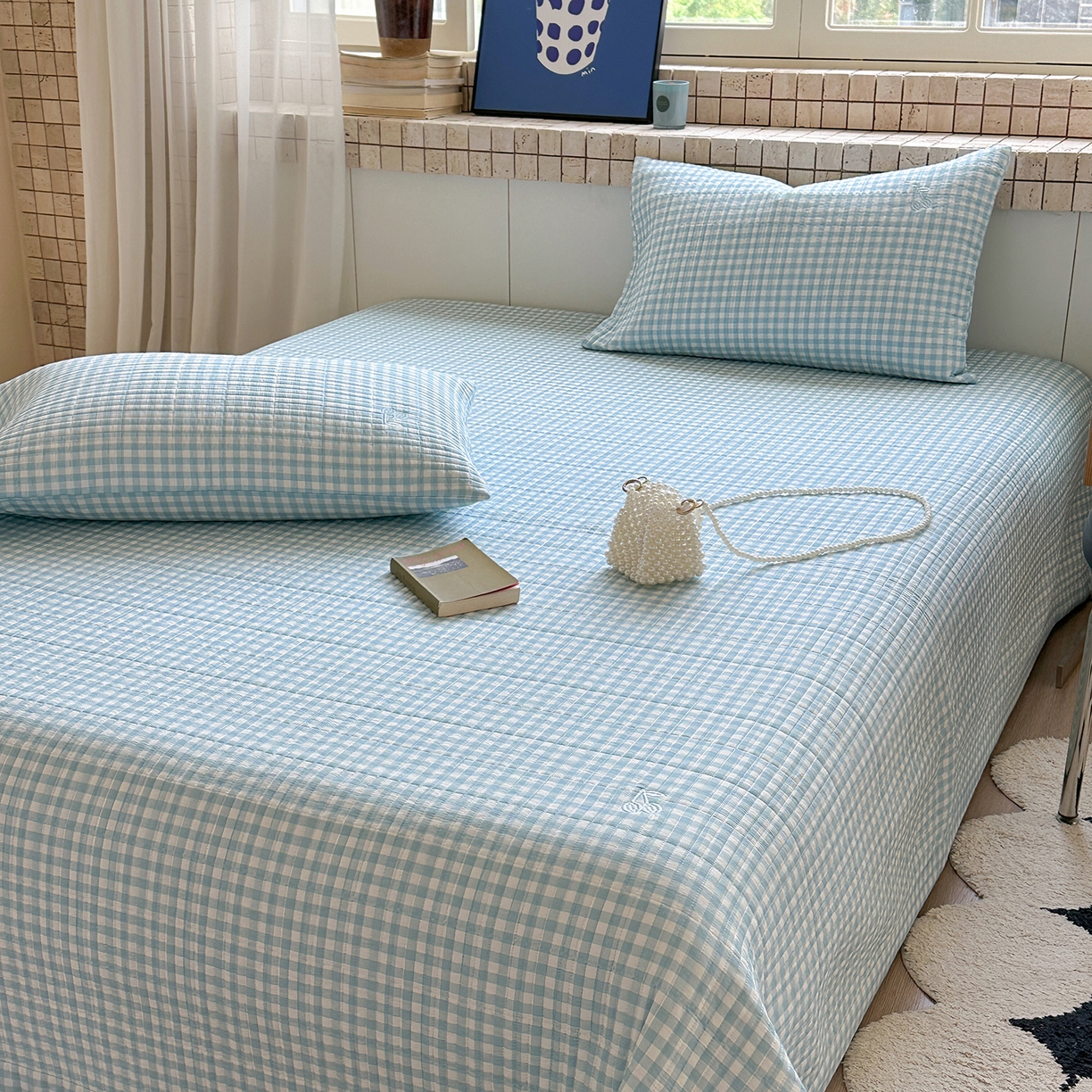 91家纺网 家纺一手货源 找家纺 琳可家居 2026春夏新品双面斜纹全棉印花绣花床盖可机洗加密绗缝高温水洗 格子樱桃蓝