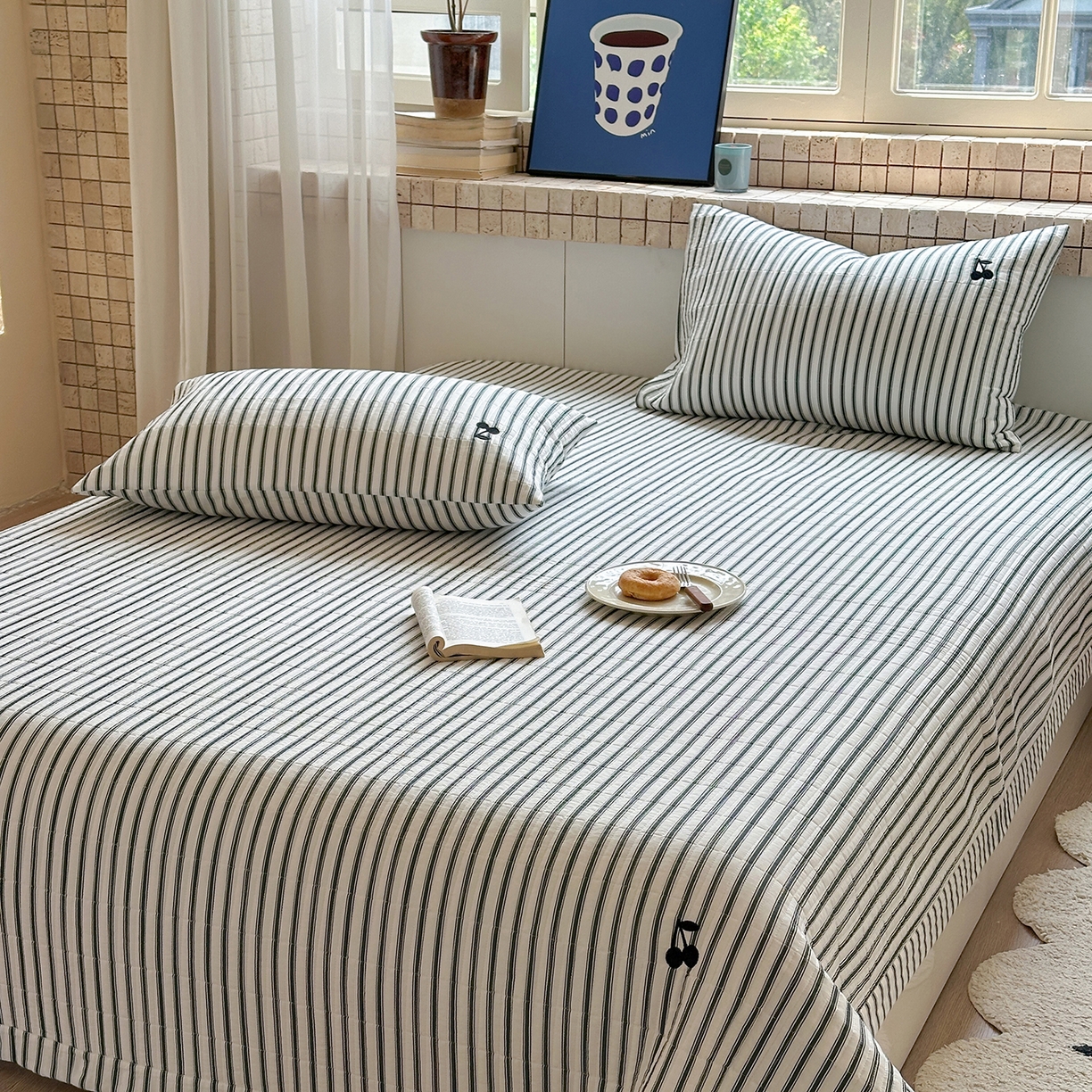 91家纺网 家纺一手货源 找家纺 琳可家居 2026春夏新品双面斜纹全棉印花绣花床盖可机洗加密绗缝高温水洗 条纹樱桃