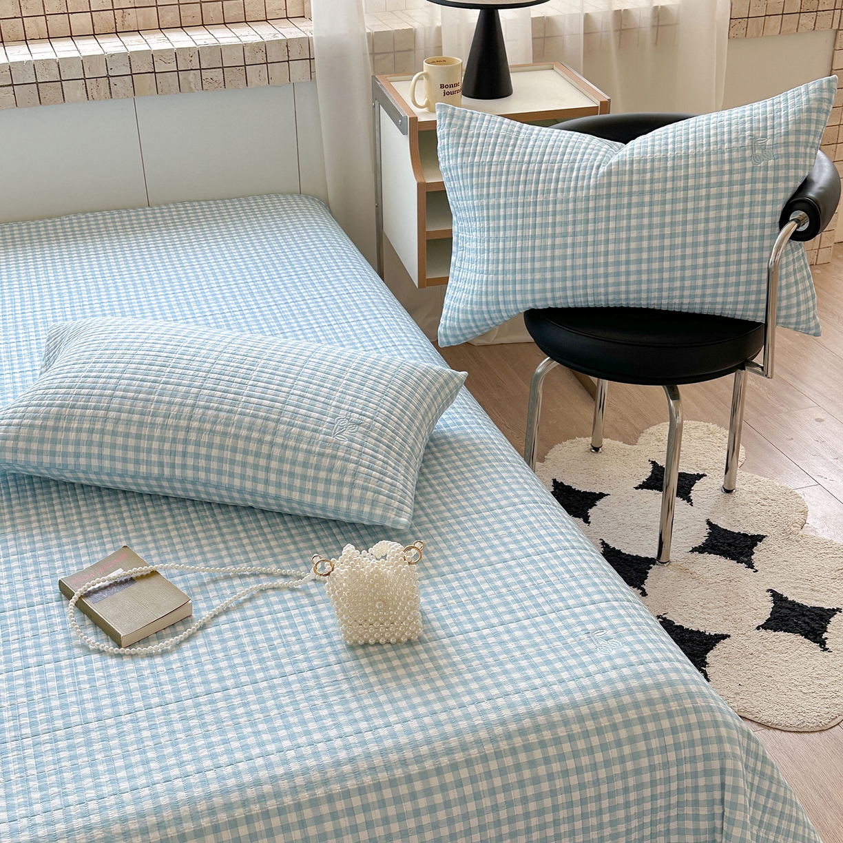 91家纺网 家纺一手货源 找家纺 琳可家居 2026春夏新品双面斜纹全棉印花绣花床盖可机洗加密绗缝高温水洗 格子樱桃蓝