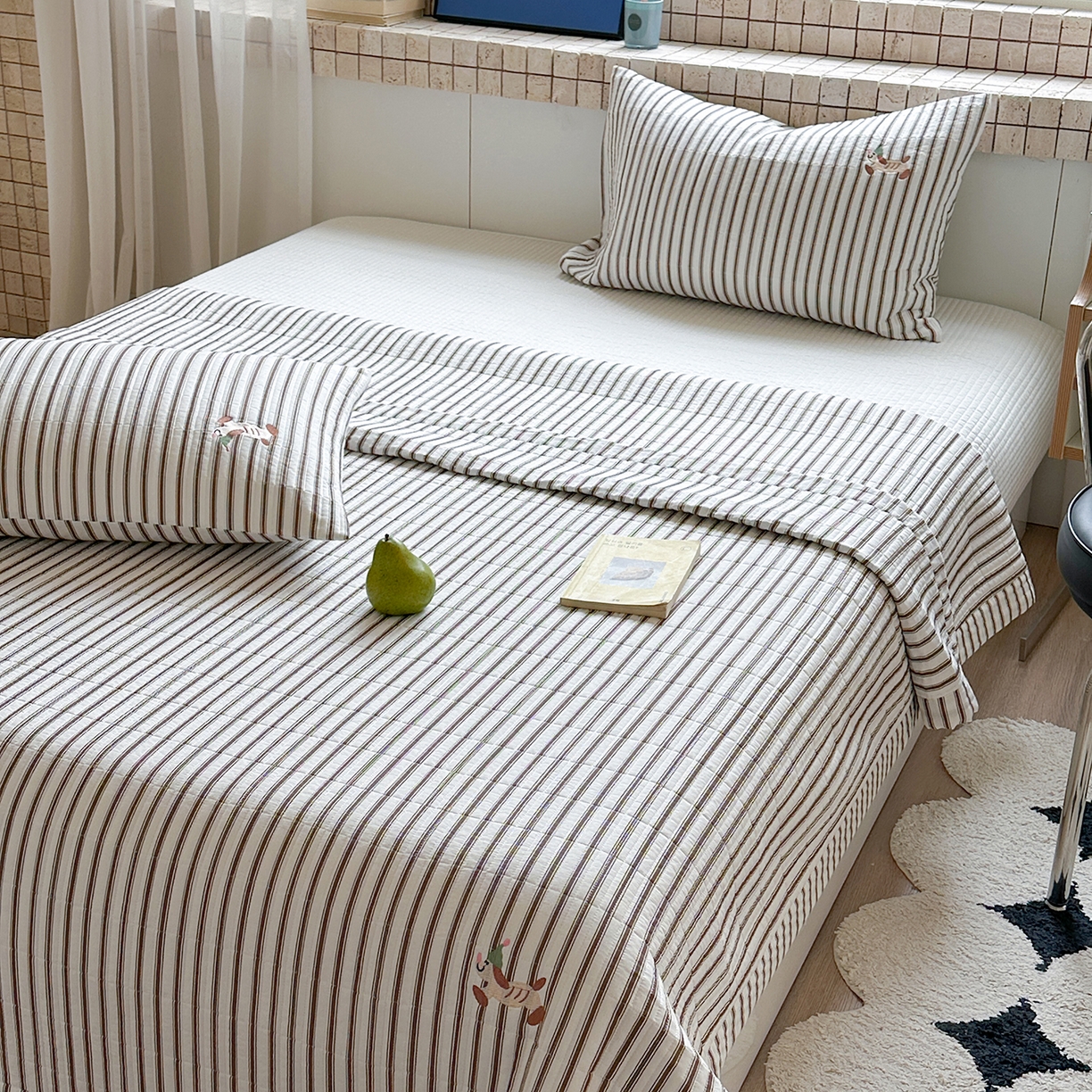 91家纺网 家纺一手货源 找家纺 琳可家居 2026春夏新品双面斜纹全棉印花绣花床盖可机洗加密绗缝高温水洗 条纹狗狗