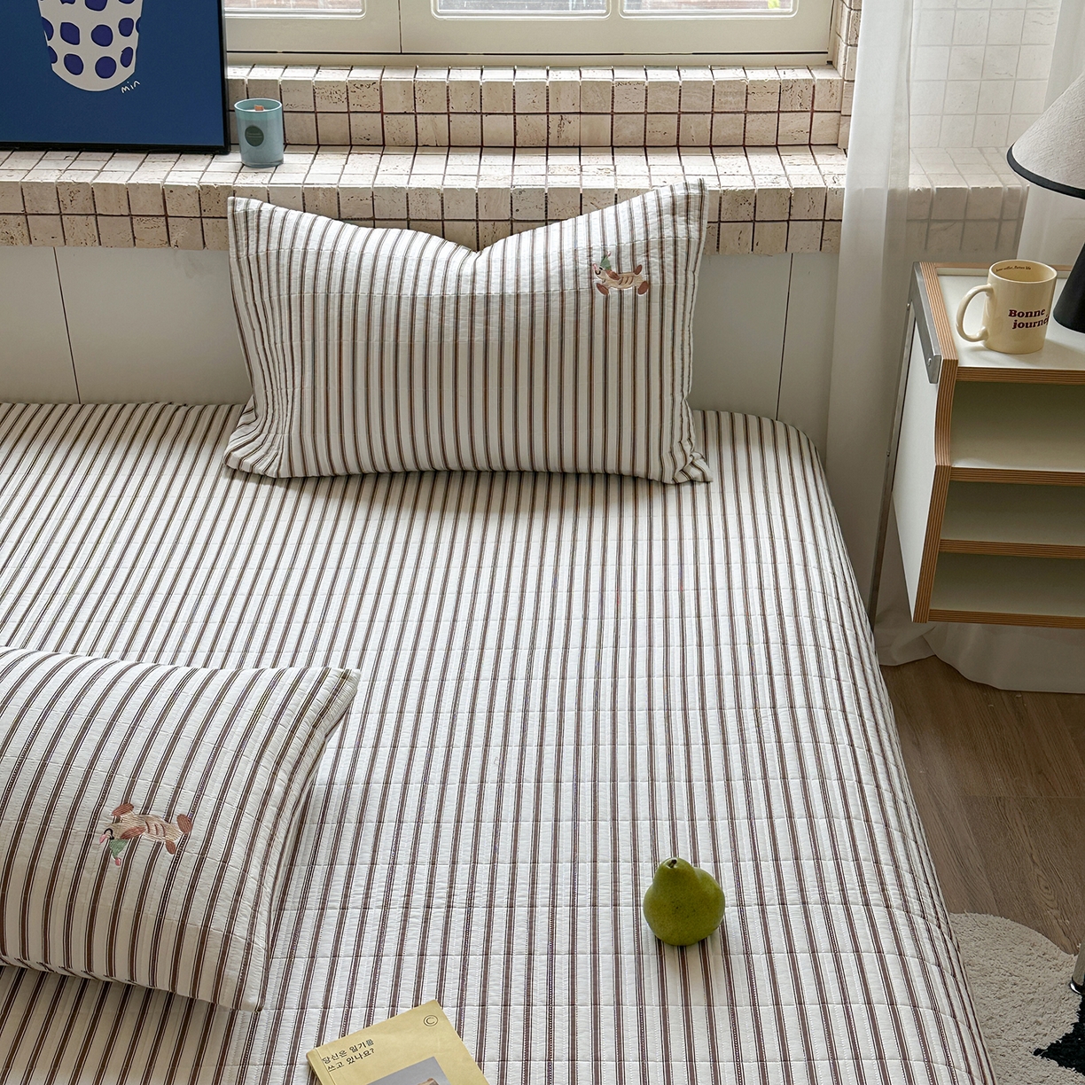 91家纺网 家纺一手货源 找家纺 琳可家居 2026春夏新品双面斜纹全棉印花绣花床盖可机洗加密绗缝高温水洗 条纹狗狗