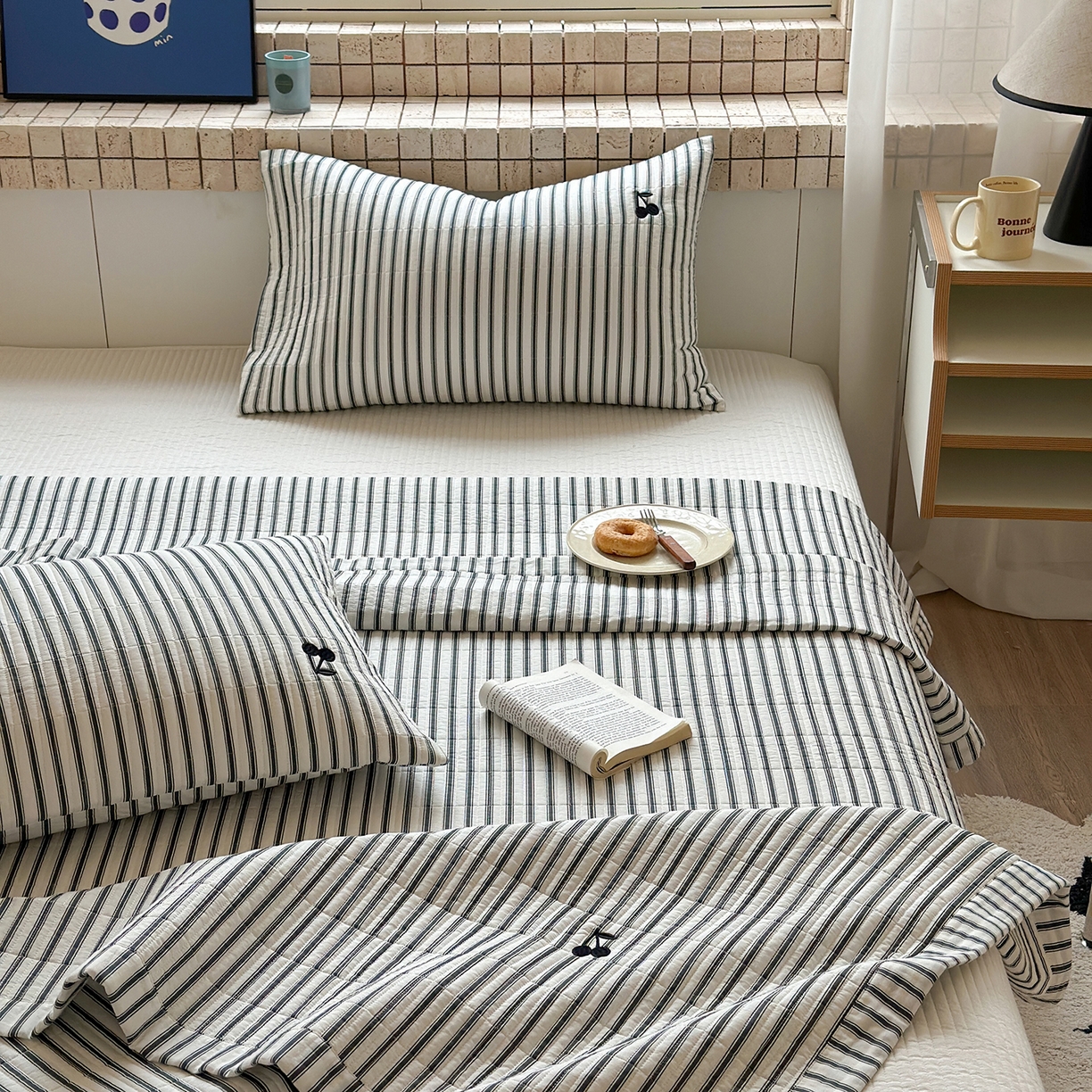 91家纺网 家纺一手货源 找家纺 琳可家居 2026春夏新品双面斜纹全棉印花绣花床盖可机洗加密绗缝高温水洗 条纹樱桃