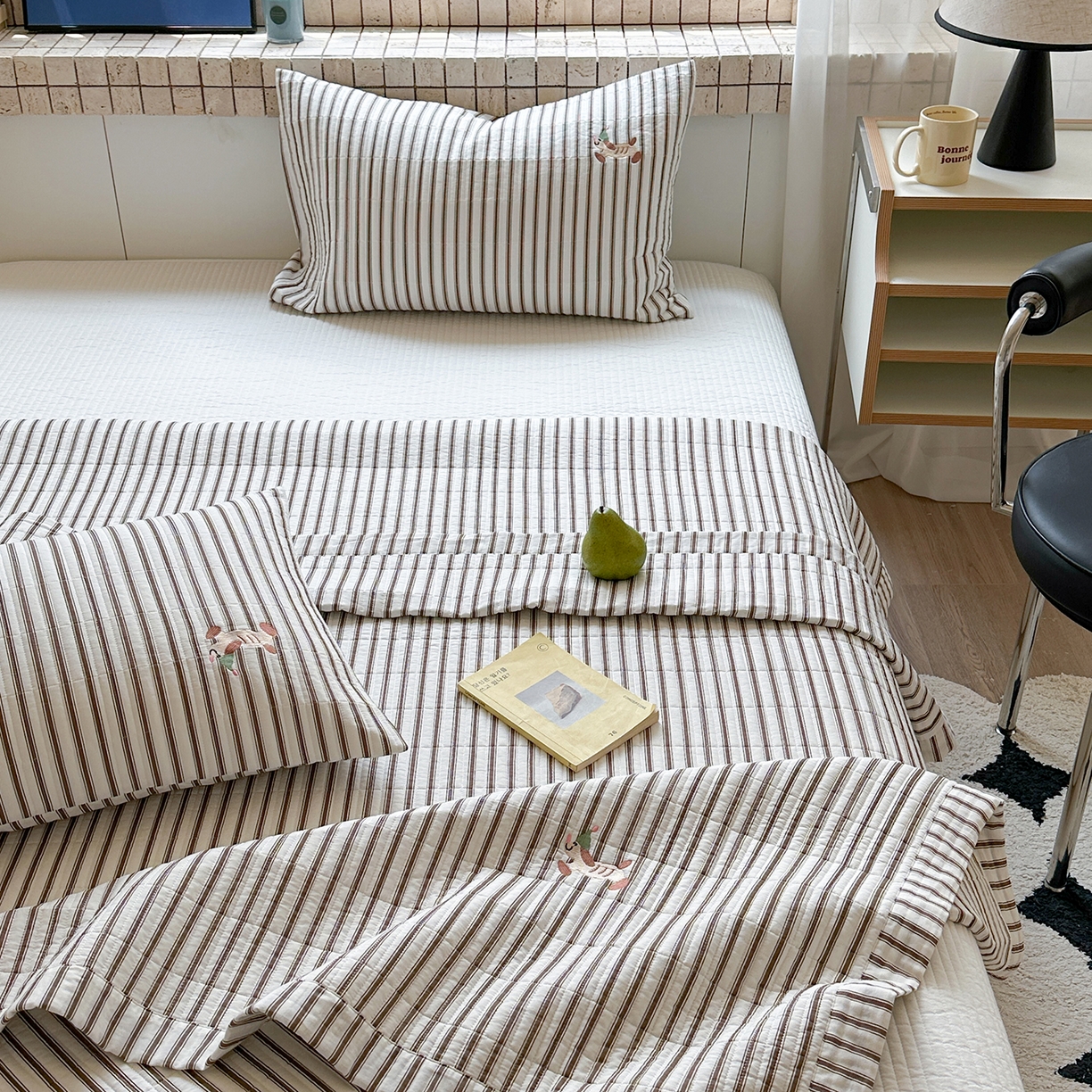 91家纺网 家纺一手货源 找家纺 琳可家居 2026春夏新品双面斜纹全棉印花绣花床盖可机洗加密绗缝高温水洗 条纹狗狗