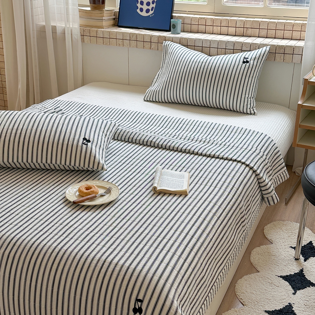 91家纺网 家纺一手货源 找家纺 琳可家居 2026春夏新品双面斜纹全棉印花绣花床盖可机洗加密绗缝高温水洗 条纹樱桃