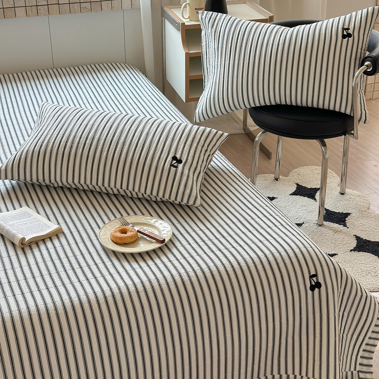 91家纺网 家纺一手货源 找家纺 琳可家居 2026春夏新品双面斜纹全棉印花绣花床盖可机洗加密绗缝高温水洗 条纹樱桃