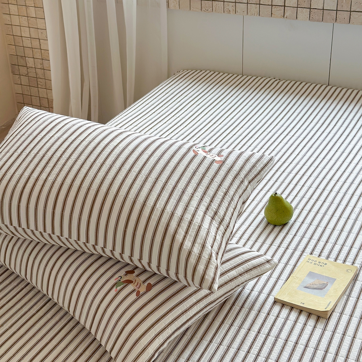 91家纺网 家纺一手货源 找家纺 琳可家居 2026春夏新品双面斜纹全棉印花绣花床盖可机洗加密绗缝高温水洗 条纹狗狗