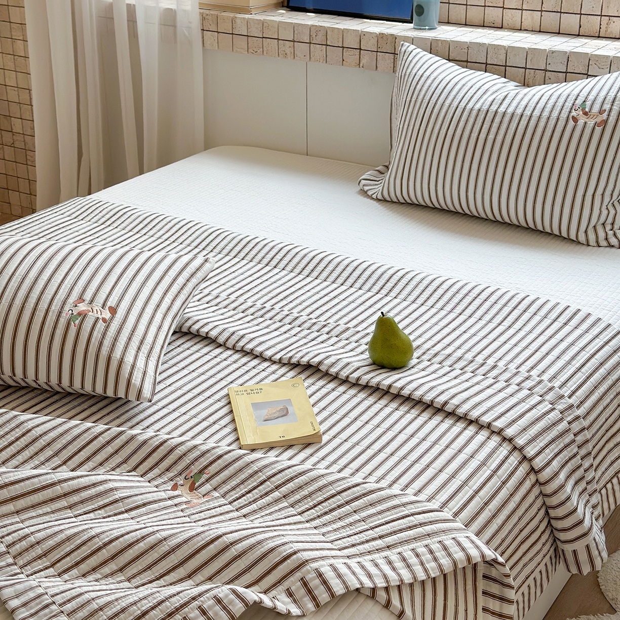 91家纺网 家纺一手货源 找家纺 琳可家居 2026春夏新品双面斜纹全棉印花绣花床盖可机洗加密绗缝高温水洗 条纹狗狗