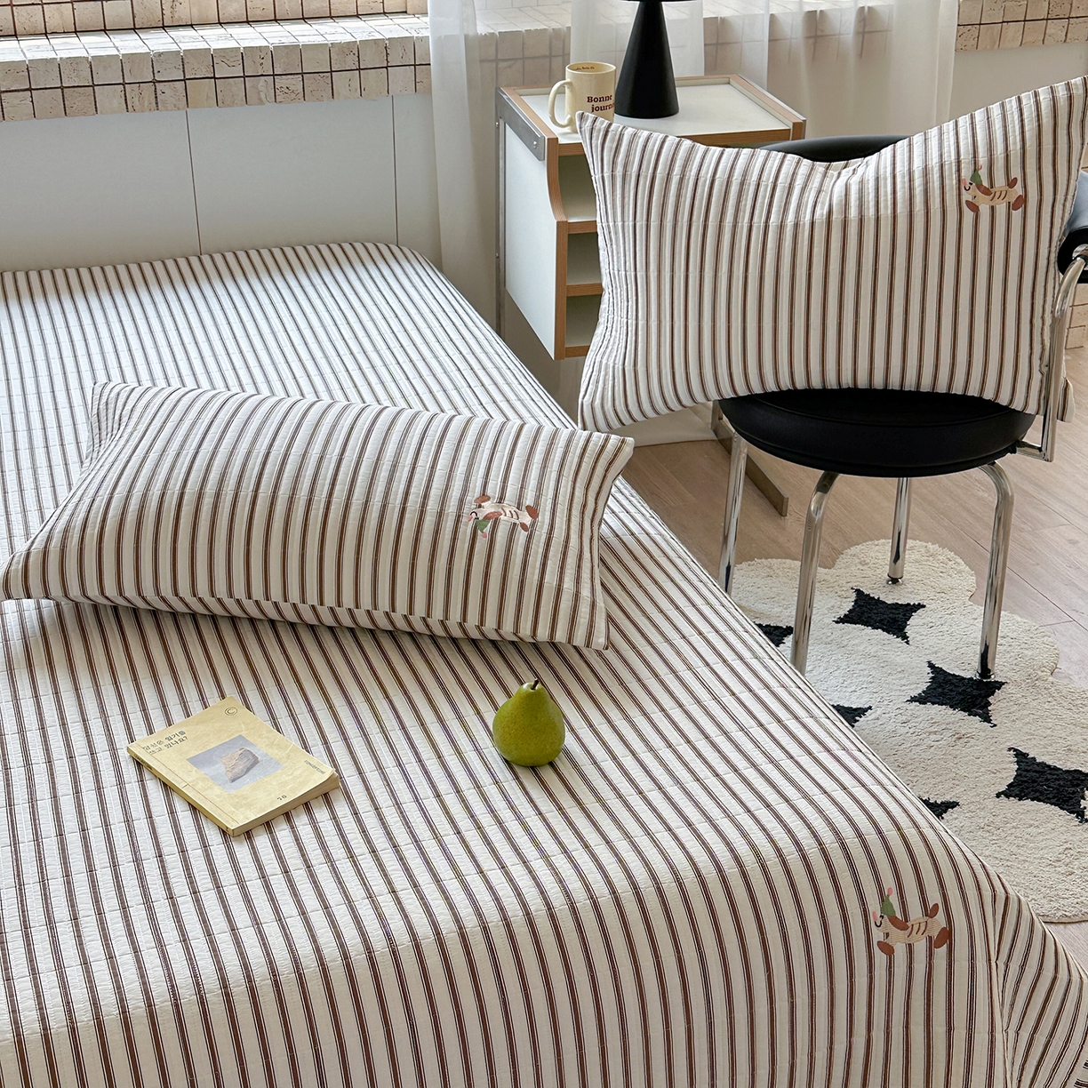 91家纺网 家纺一手货源 找家纺 琳可家居 2026春夏新品双面斜纹全棉印花绣花床盖可机洗加密绗缝高温水洗 条纹狗狗