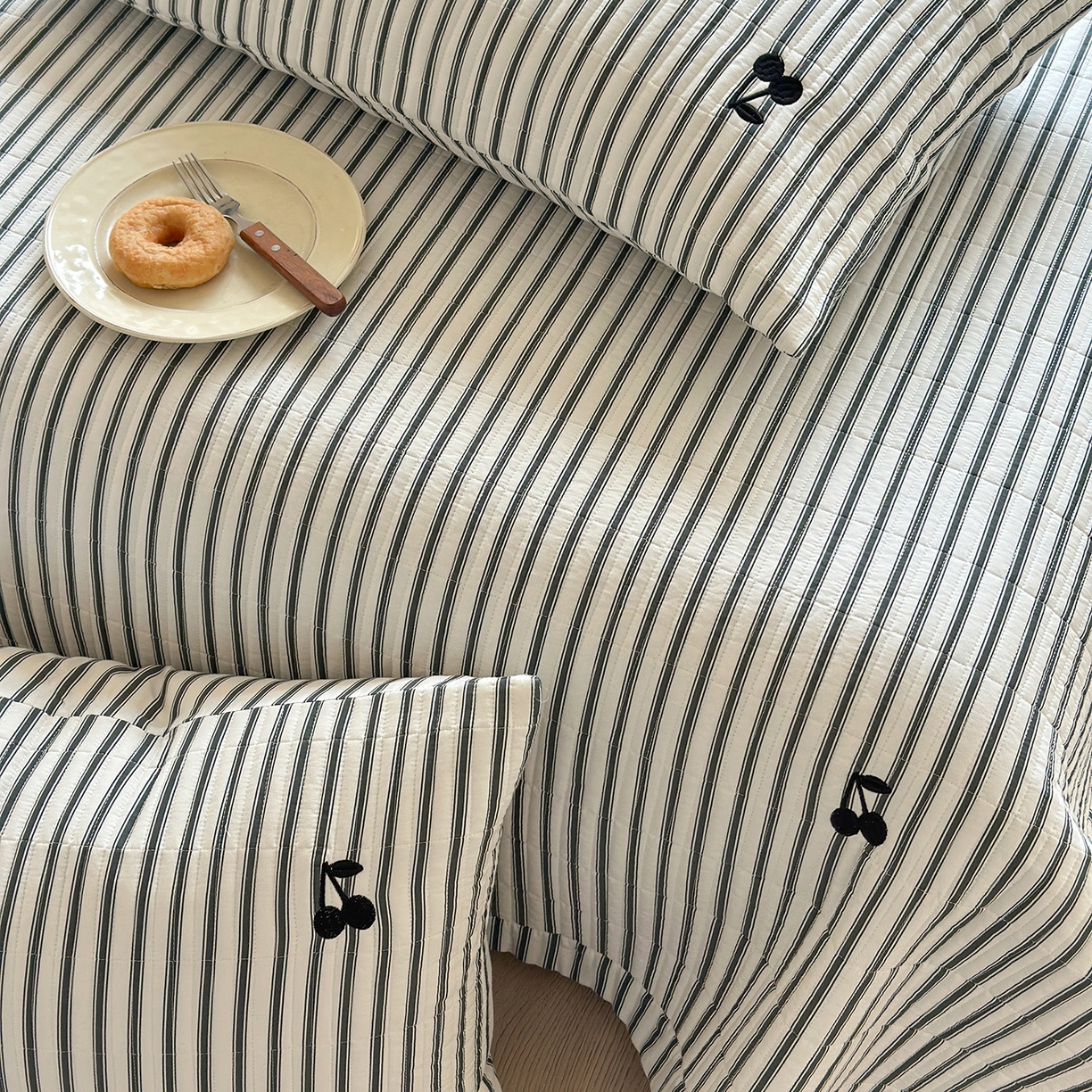 91家纺网 家纺一手货源 找家纺 琳可家居 2026春夏新品双面斜纹全棉印花绣花床盖可机洗加密绗缝高温水洗 条纹樱桃