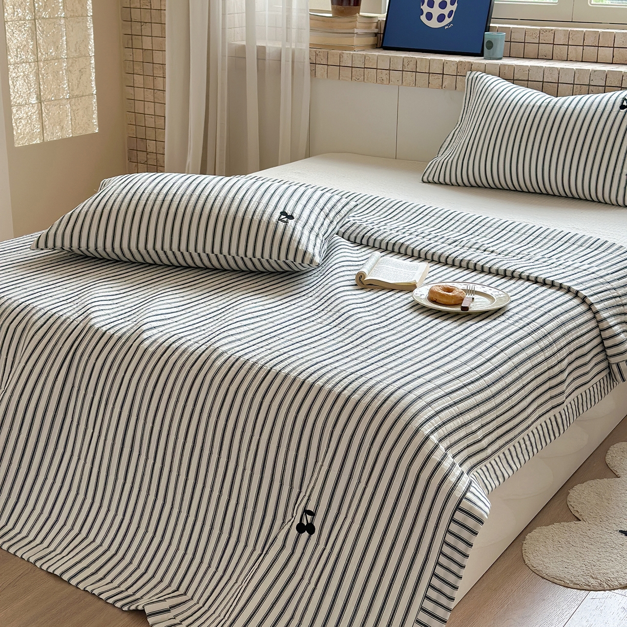 91家纺网 家纺一手货源 找家纺 琳可家居 2026春夏新品双面斜纹全棉印花绣花床盖可机洗加密绗缝高温水洗 条纹樱桃